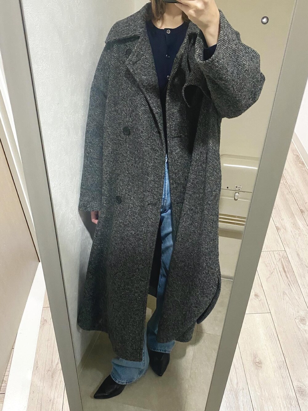 ブルー系のデニムパンツ、ブルー系のカーディガン/ボレロ、ブラック系のパンプスを着用したレディースの冬コーディネートの4枚目の写真