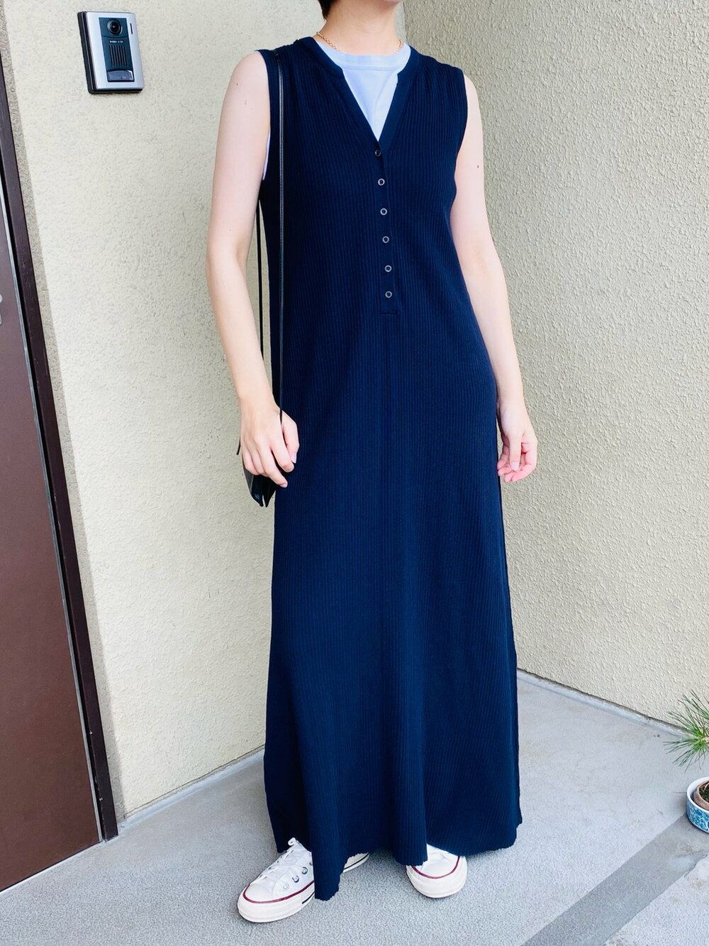 ブルー系のワンピース、ホワイト系のTシャツ/カットソーを着用したレディースの夏コーディネートの2枚目の写真