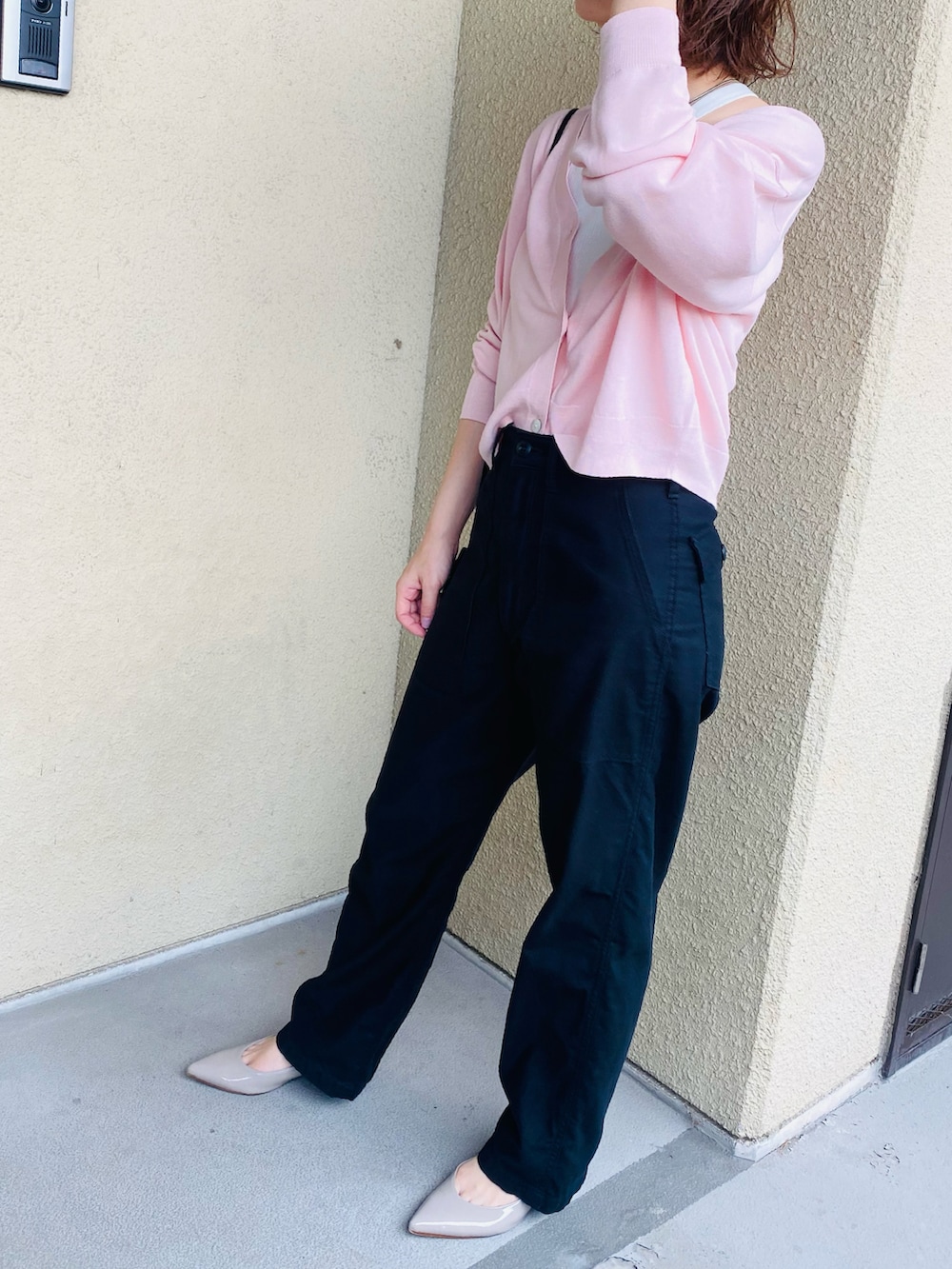 ブラック系のその他パンツ、グレー系のパンプス、ピンク系のカーディガン/ボレロを着用したレディースの夏コーディネートの2枚目の写真