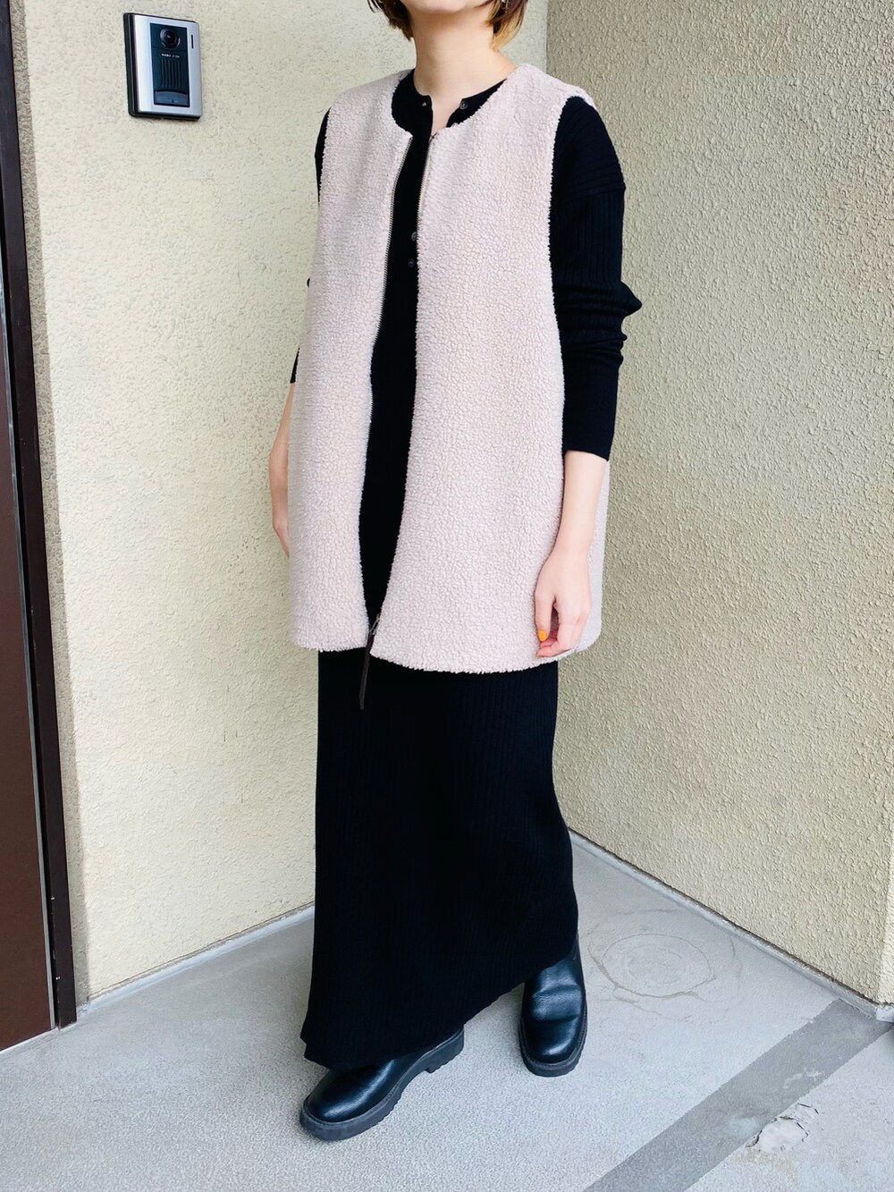 ブラック系のワンピース、グリーン系のその他アウター、ベージュ系のその他アウターを着用したレディースの春コーディネートの4枚目の写真