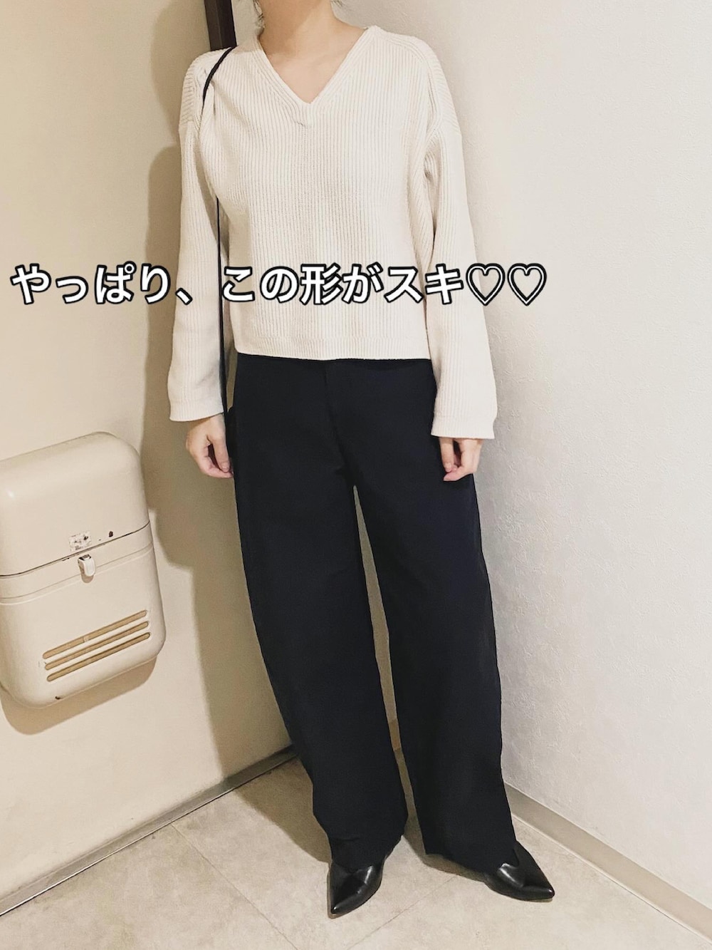 ブルー系のカーゴパンツ、ブラック系のパンプス、ホワイト系のニット/セーターを着用したレディースの冬コーディネートの4枚目の写真