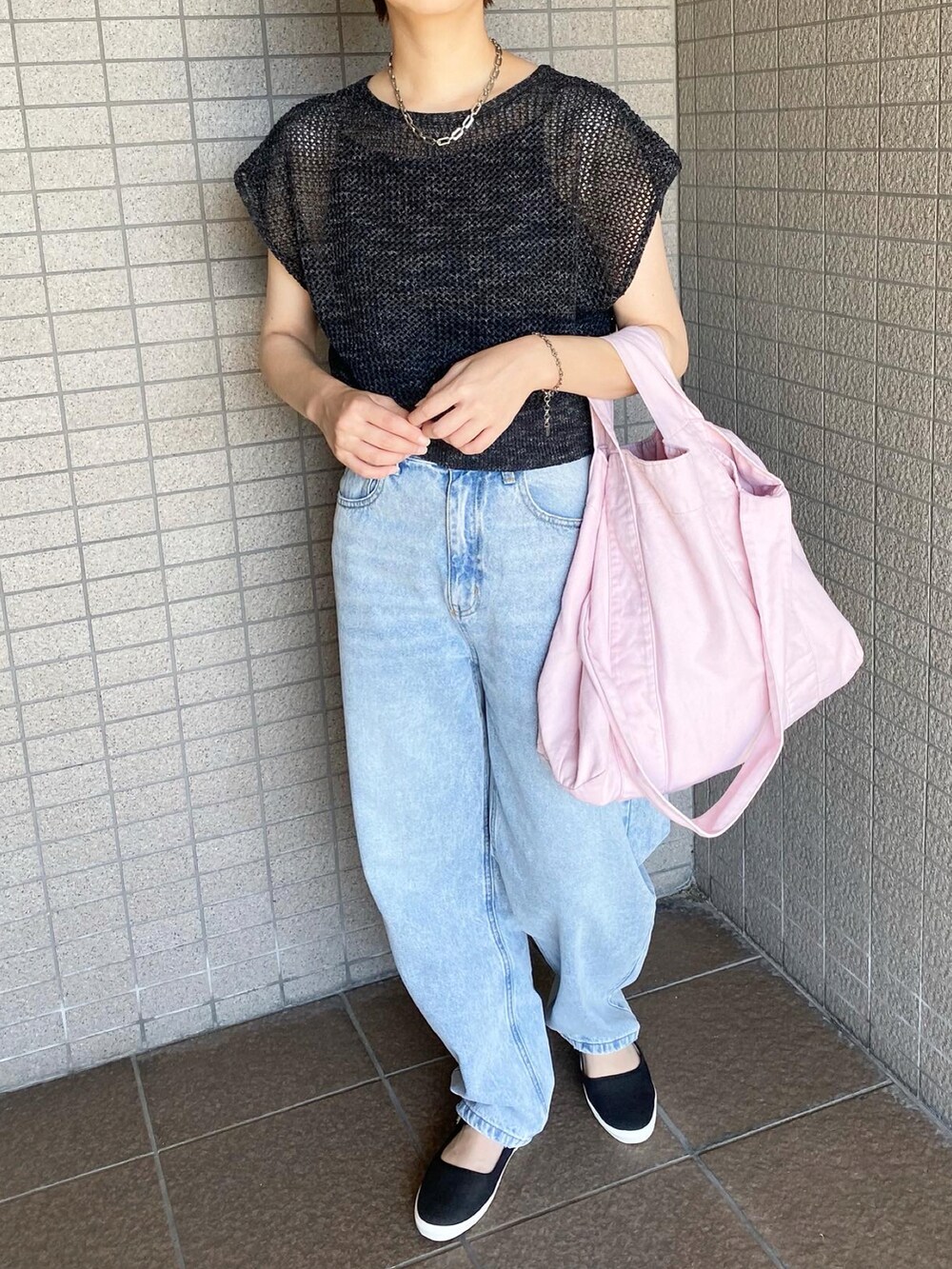 ブラック系のTシャツ/カットソー、ブルー系のデニムパンツ、ブラック系のその他シューズを着用したレディースの夏コーディネートの3枚目の写真