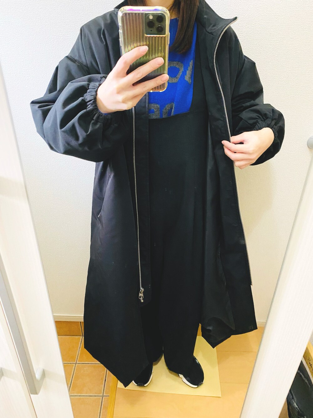 ブラック系のその他アウター、ブルー系のニット/セーター、ブラック系のサロペット/オーバーオールを着用したレディースの冬コーディネートの3枚目の写真