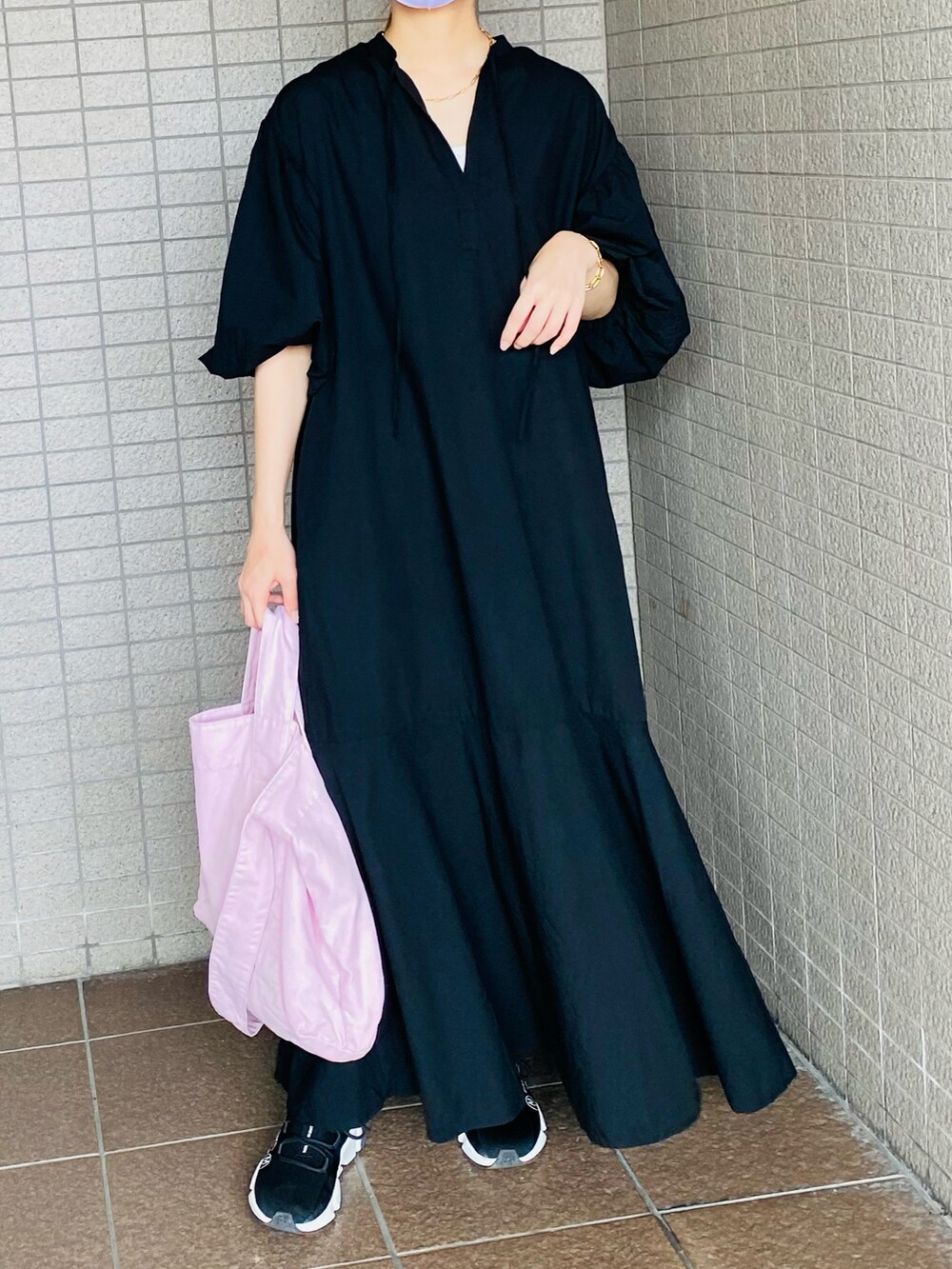 ブラック系のワンピース、ピンク系のトートバッグ、ホワイト系のタンクトップを着用したレディースの夏コーディネートの2枚目の写真