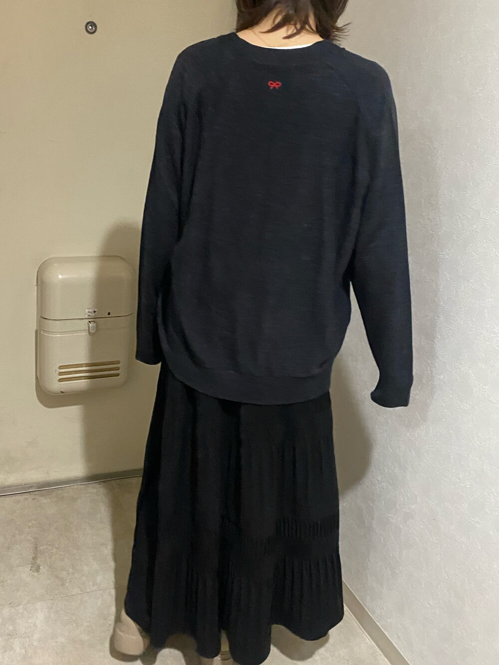 グレー系のカーディガン/ボレロを着用したレディースの秋コーディネートの4枚目の写真