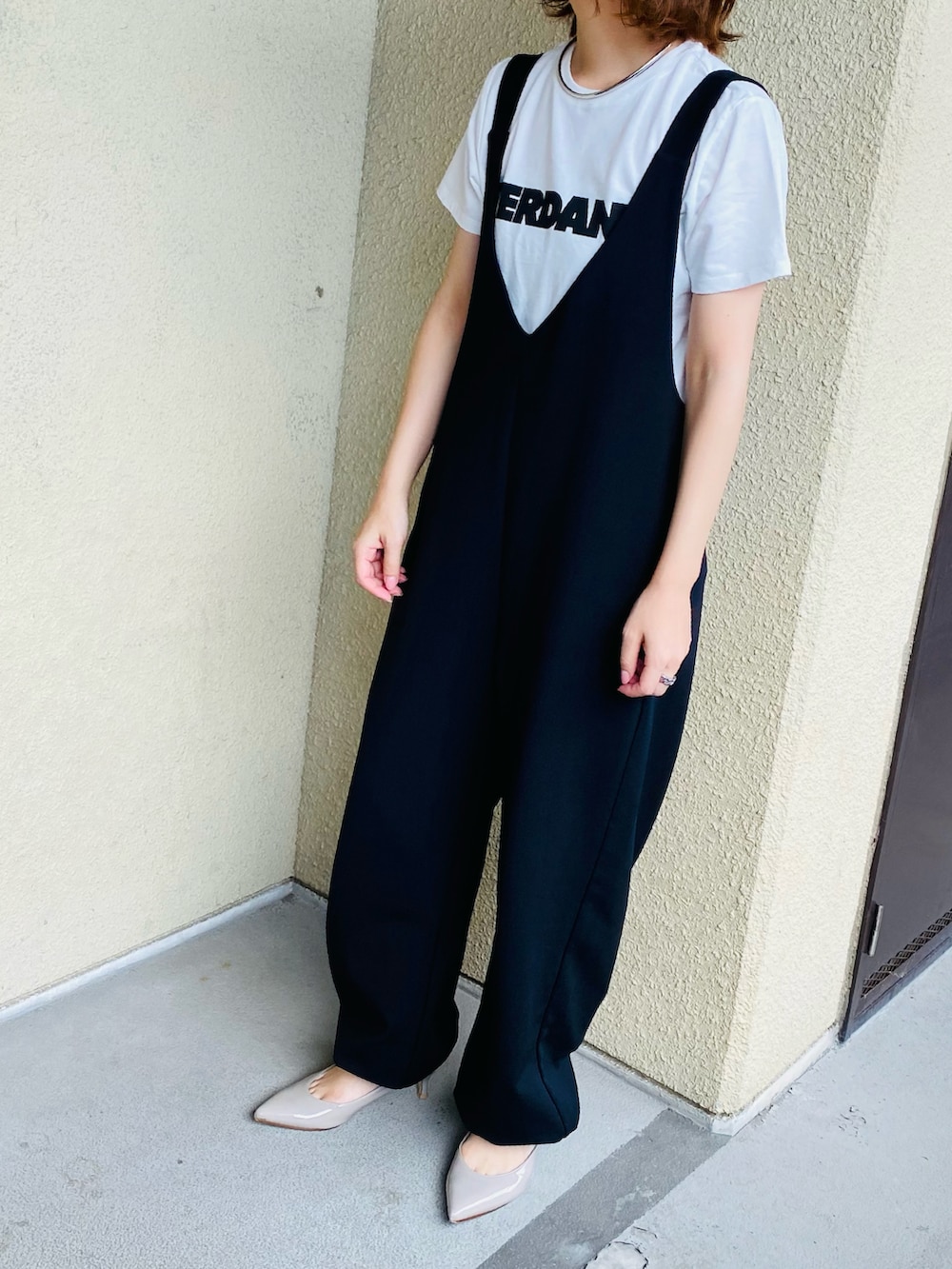 ホワイト系のTシャツ/カットソー、ブラック系のサロペット/オーバーオール、シルバー系のネックレスを着用したレディースの秋コーディネートの2枚目の写真