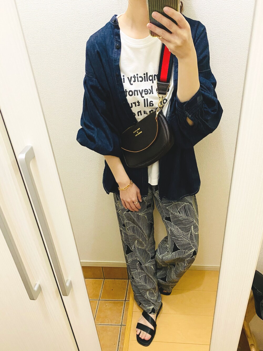 ブルー系のシャツ/ブラウス、ブラック系のその他パンツ、ブラック系のサンダルを着用したレディースの春コーディネートの2枚目の写真