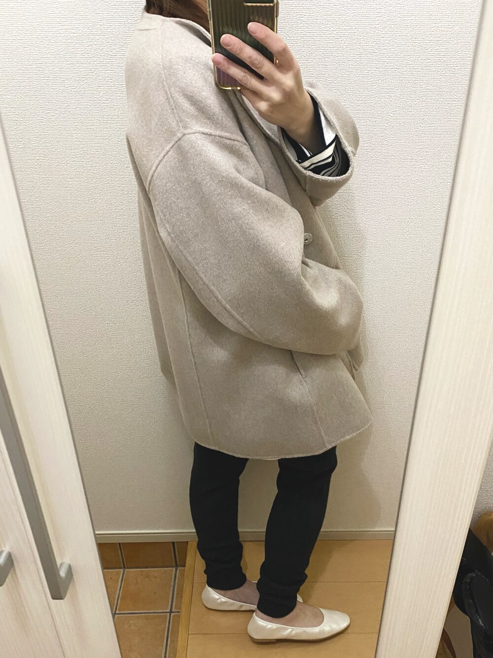 その他のパンツ、ブラック系のTシャツ/カットソー、ベージュ系のその他アウターを着用したレディースの春コーディネートの3枚目の写真