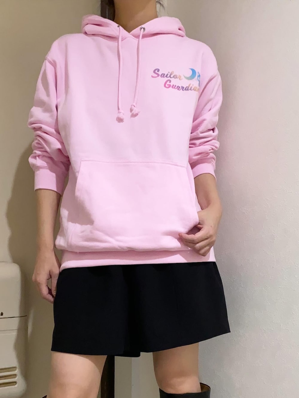 ブラック系のその他パンツ、ブラック系のブーツ、ピンク系のパーカーを着用したレディースの冬コーディネートの4枚目の写真