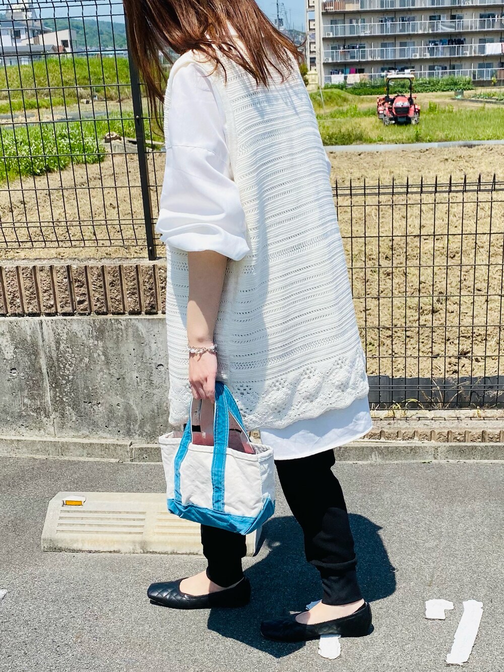 ホワイト系のシャツ/ブラウス、ホワイト系のベスト、その他のバッグを着用したレディースの春コーディネートの3枚目の写真