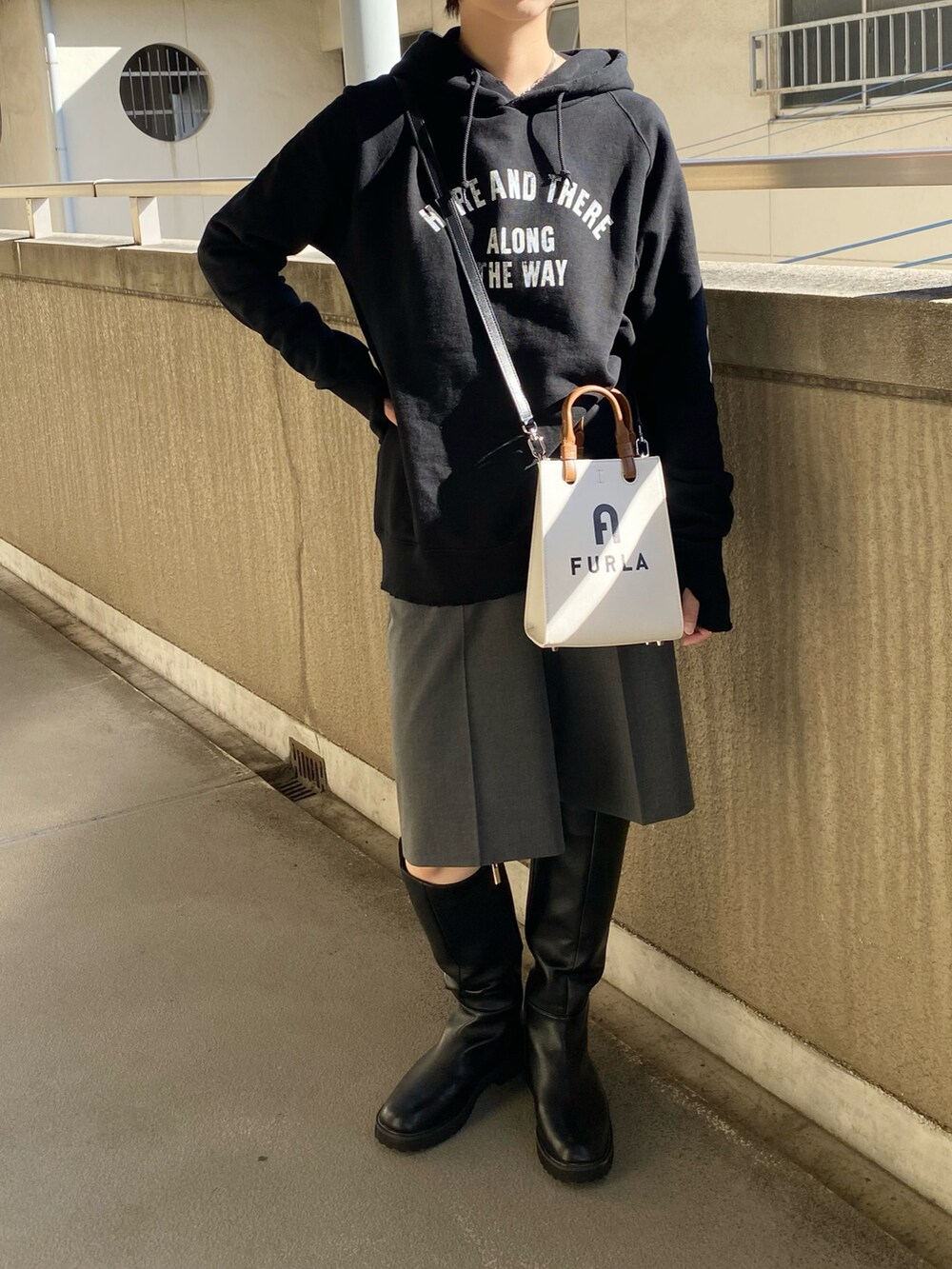 ベージュ系のその他アウター、ブラック系のパーカー、グレー系のスラックスを着用したレディースの秋コーディネートの3枚目の写真