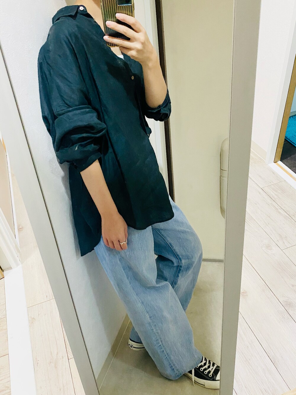 グレー系のシャツ/ブラウス、ブルー系のデニムパンツ、ホワイト系のタンクトップを着用したレディースの春コーディネートの3枚目の写真