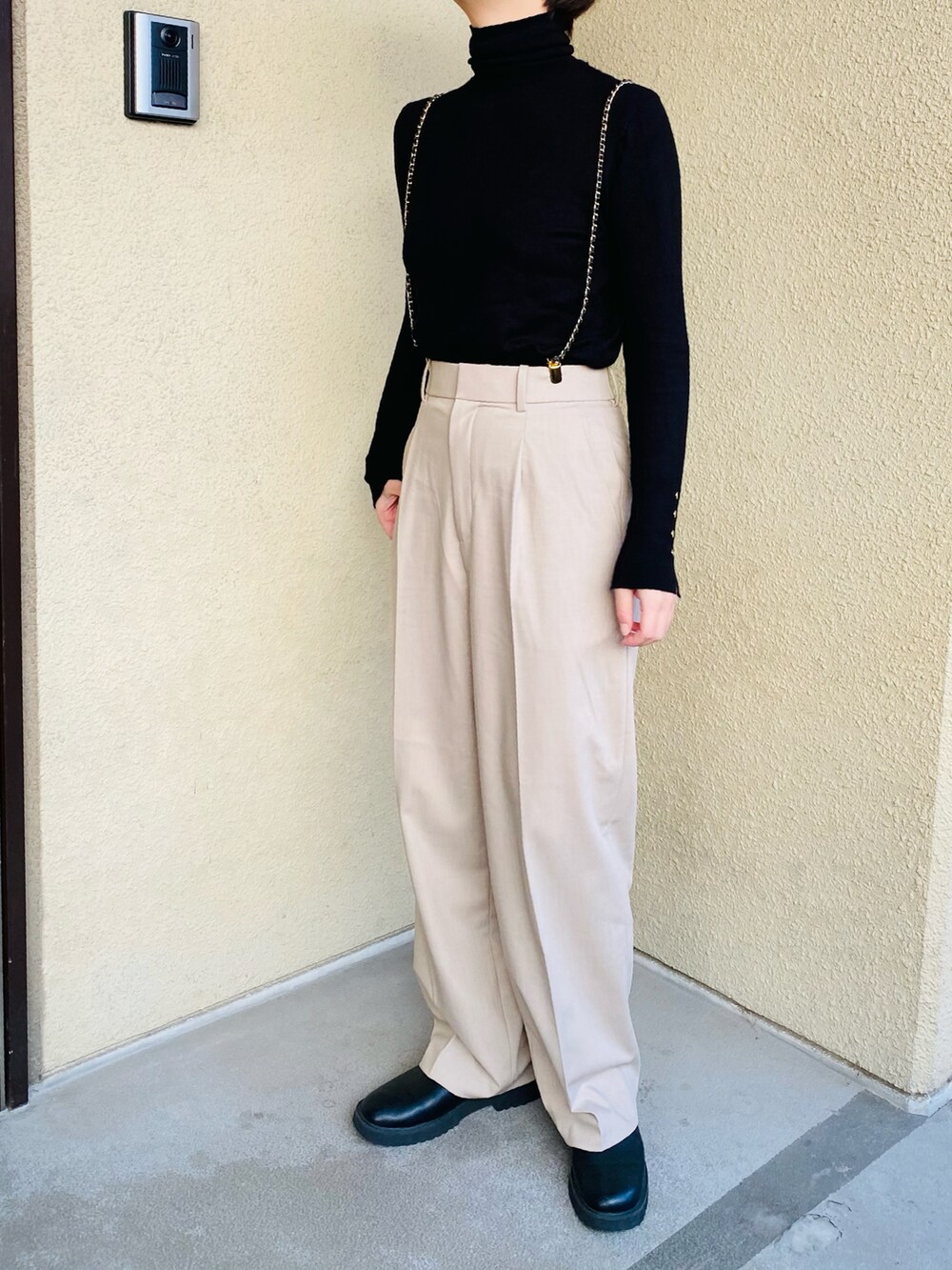 ブラック系のニット/セーター、ベージュ系のパンツ、ブラック系のブルゾンを着用したレディースの冬コーディネートの3枚目の写真