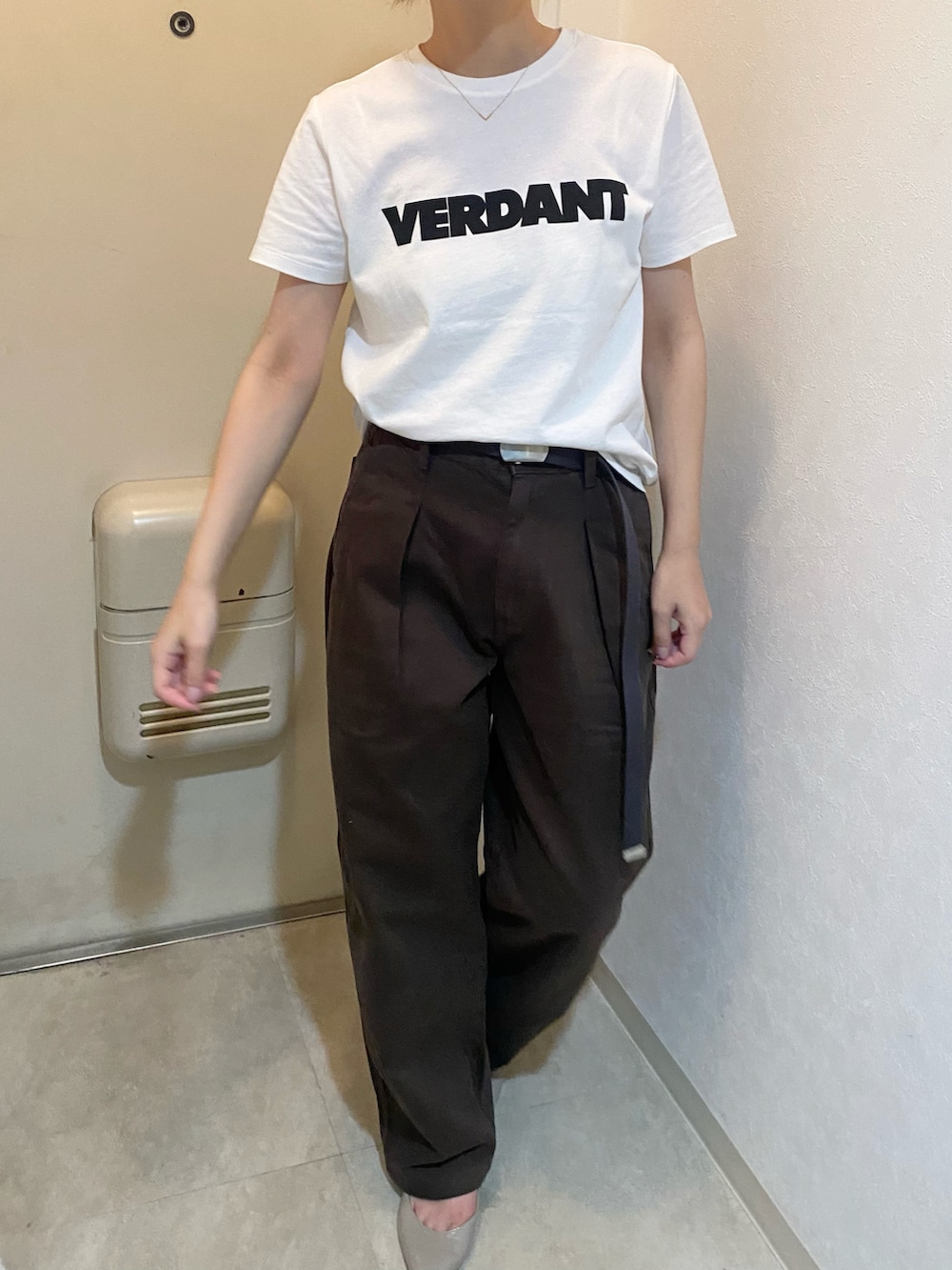 ブラウン系のデニムパンツ、ホワイト系のTシャツ/カットソー、グレー系のベルトを着用したレディースの夏コーディネートの2枚目の写真