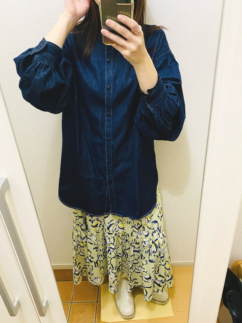 ブルー系のシャツ/ブラウス、ブラック系のTシャツ/カットソー、ベージュ系のステンカラーコートを着用したレディースの春コーディネートの4枚目の写真