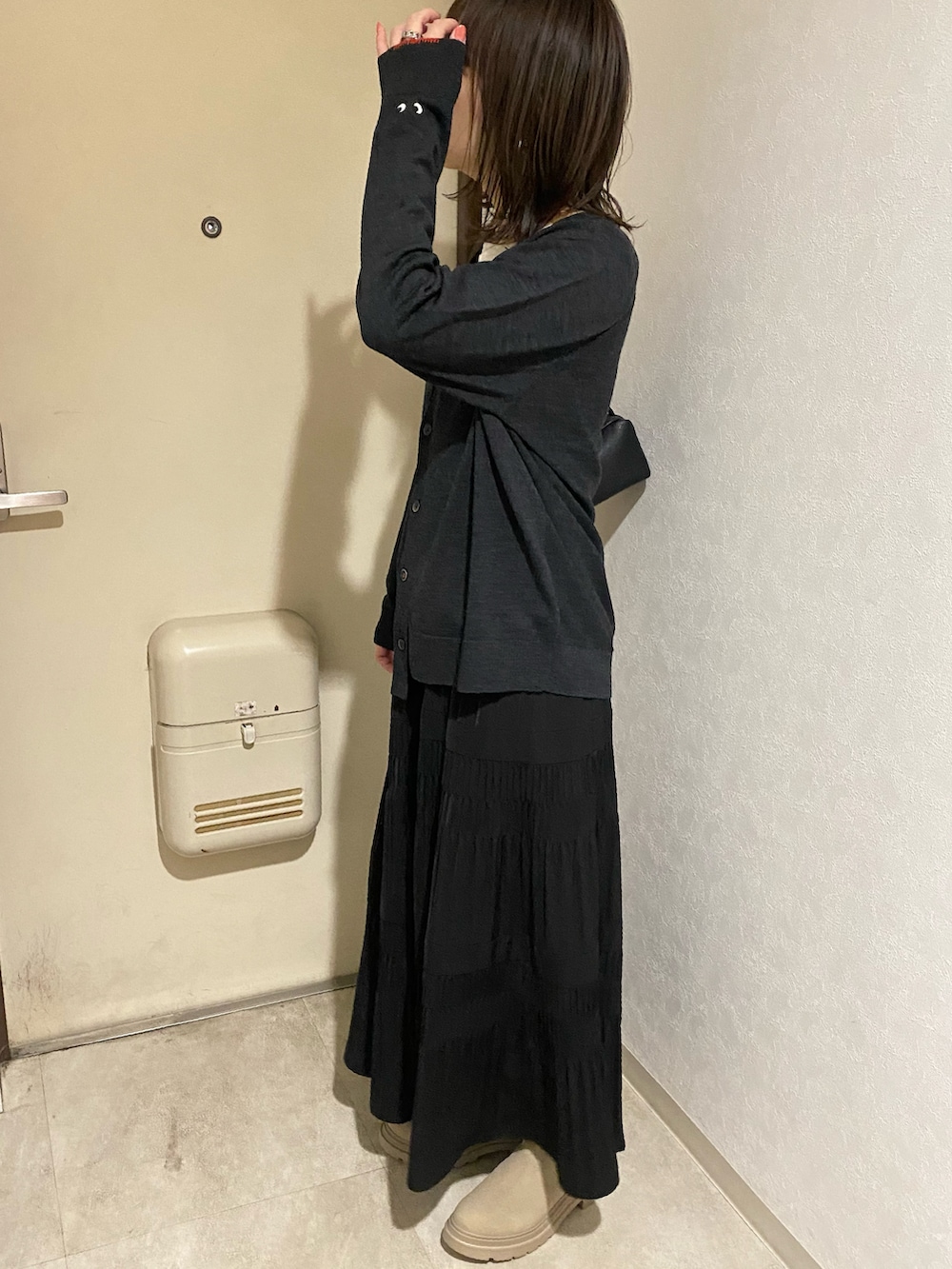 グレー系のカーディガン/ボレロを着用したレディースの秋コーディネートの2枚目の写真