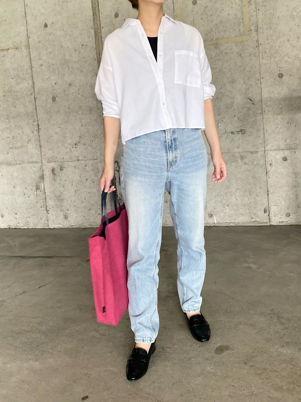 ブラック系のシャツ/ブラウス、ホワイト系のタンクトップ、ブルー系のデニムパンツを着用したレディースの春コーディネートの2枚目の写真