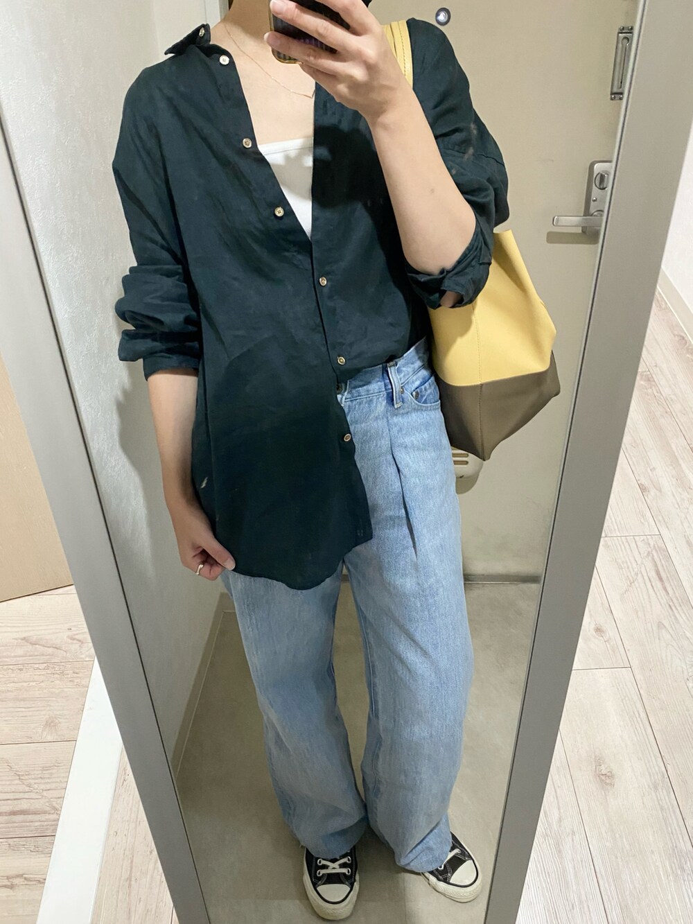 グレー系のシャツ/ブラウス、ブルー系のデニムパンツ、ホワイト系のタンクトップを着用したレディースの春コーディネートの2枚目の写真