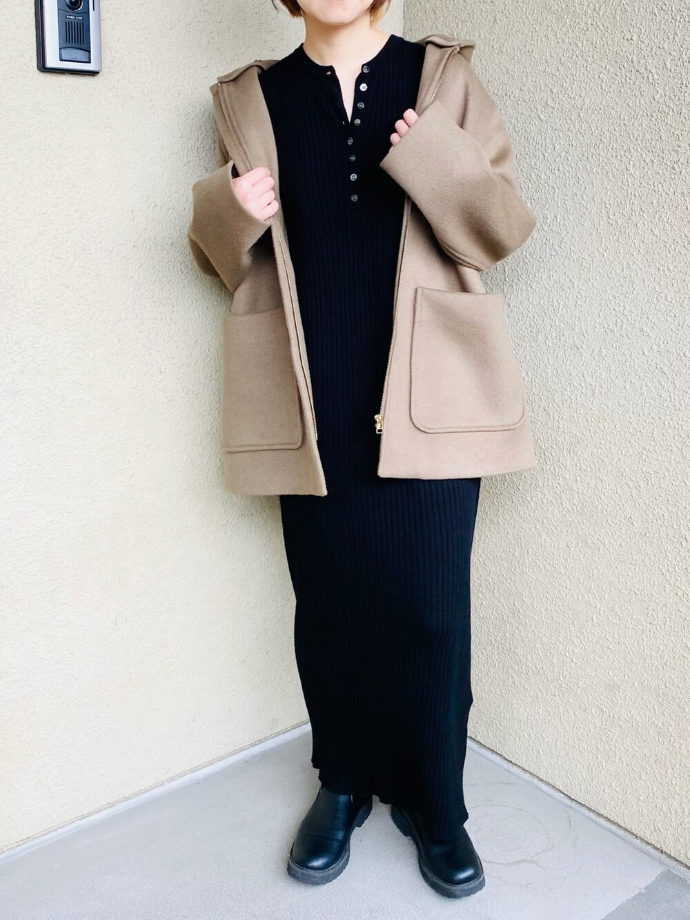 ブラック系のワンピース、グリーン系のその他アウター、ベージュ系のその他アウターを着用したレディースの春コーディネートの2枚目の写真