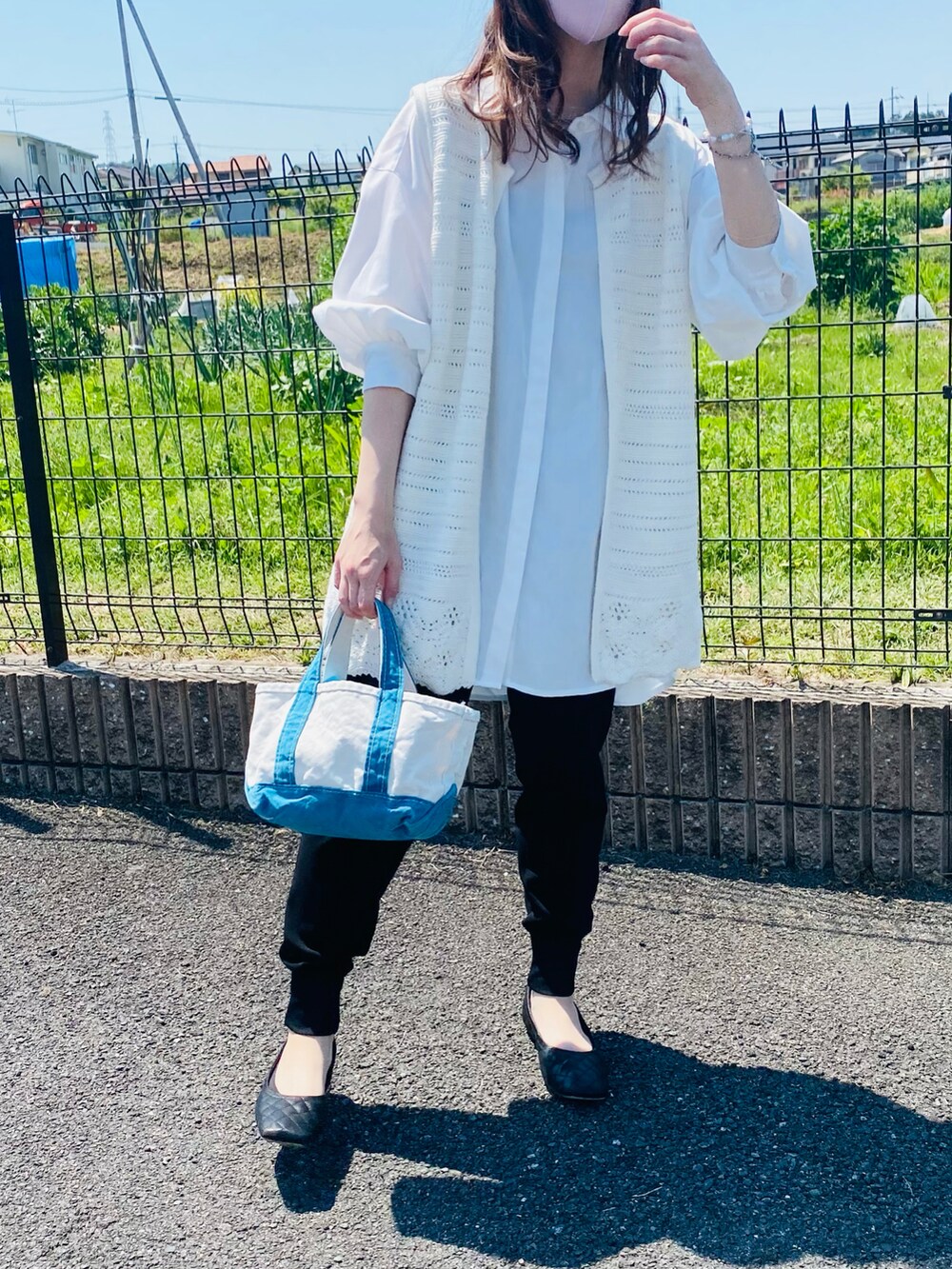 ホワイト系のシャツ/ブラウス、ホワイト系のベスト、その他のバッグを着用したレディースの春コーディネートの2枚目の写真