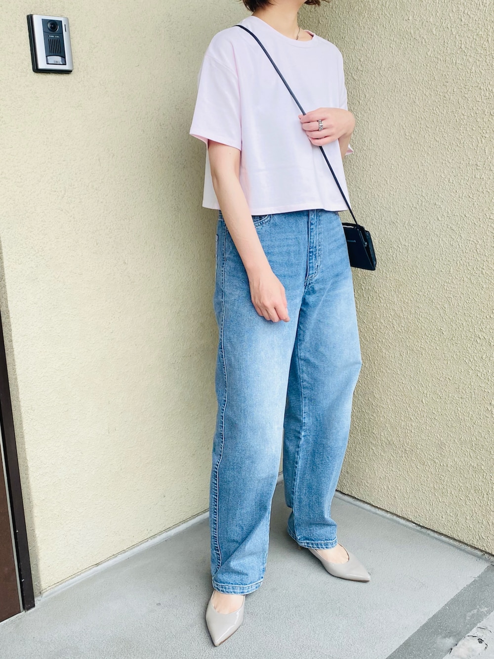 ブルー系のデニムパンツ、ピンク系のTシャツ/カットソー、グレー系のパンプスを着用したレディースの夏コーディネートの3枚目の写真