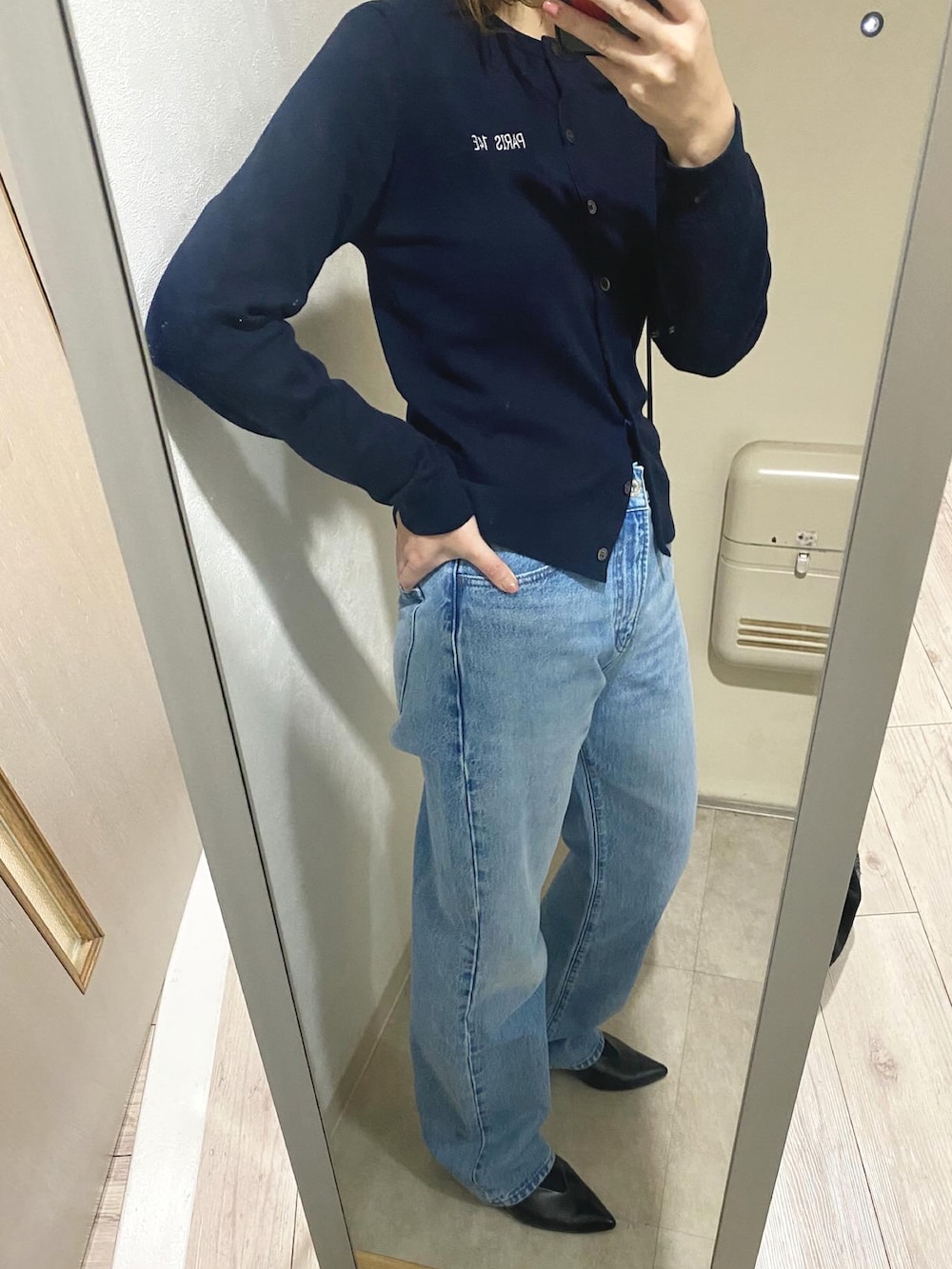 ブルー系のデニムパンツ、ブルー系のカーディガン/ボレロ、ブラック系のパンプスを着用したレディースの冬コーディネートの2枚目の写真