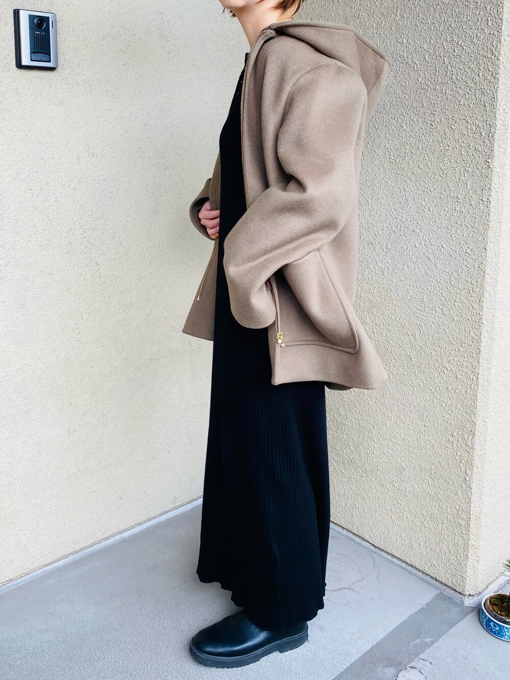 ブラック系のワンピース、グリーン系のその他アウター、ベージュ系のその他アウターを着用したレディースの春コーディネートの3枚目の写真