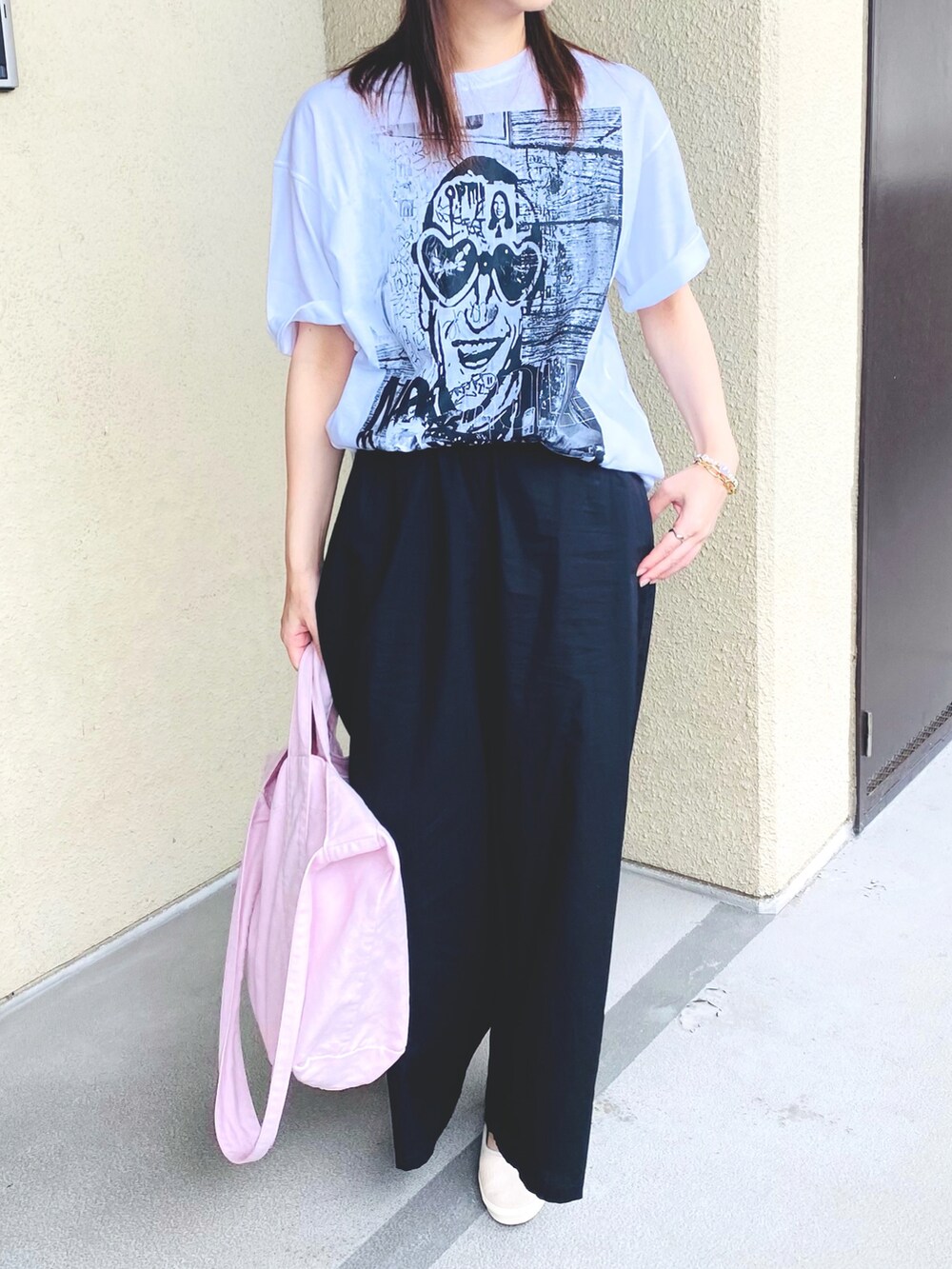 ブラック系のその他パンツ、ブラック系のその他シューズ、ホワイト系のTシャツ/カットソーを着用したレディースの秋コーディネートの2枚目の写真
