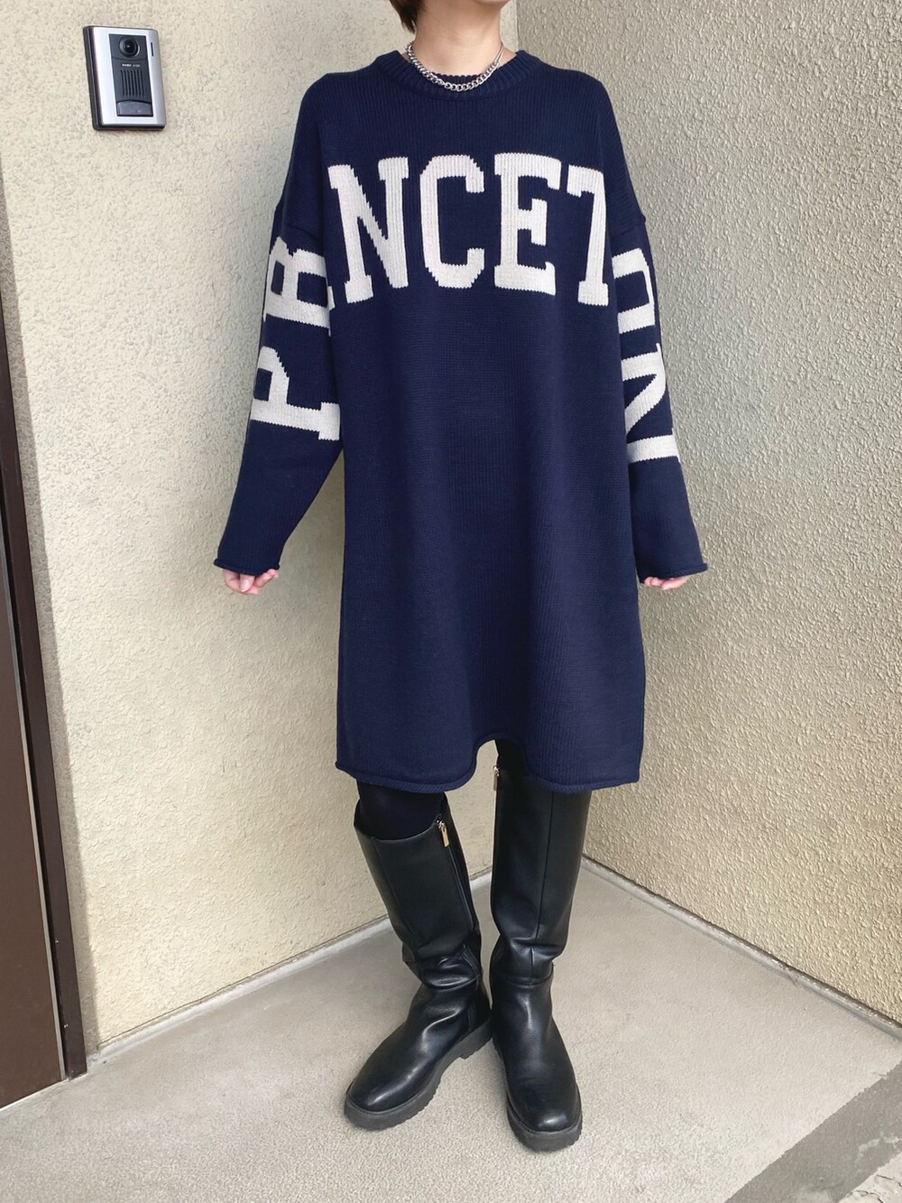 ブルー系のワンピース、ブラック系のブーツ、ベージュ系のその他アウターを着用したレディースの秋コーディネートの2枚目の写真