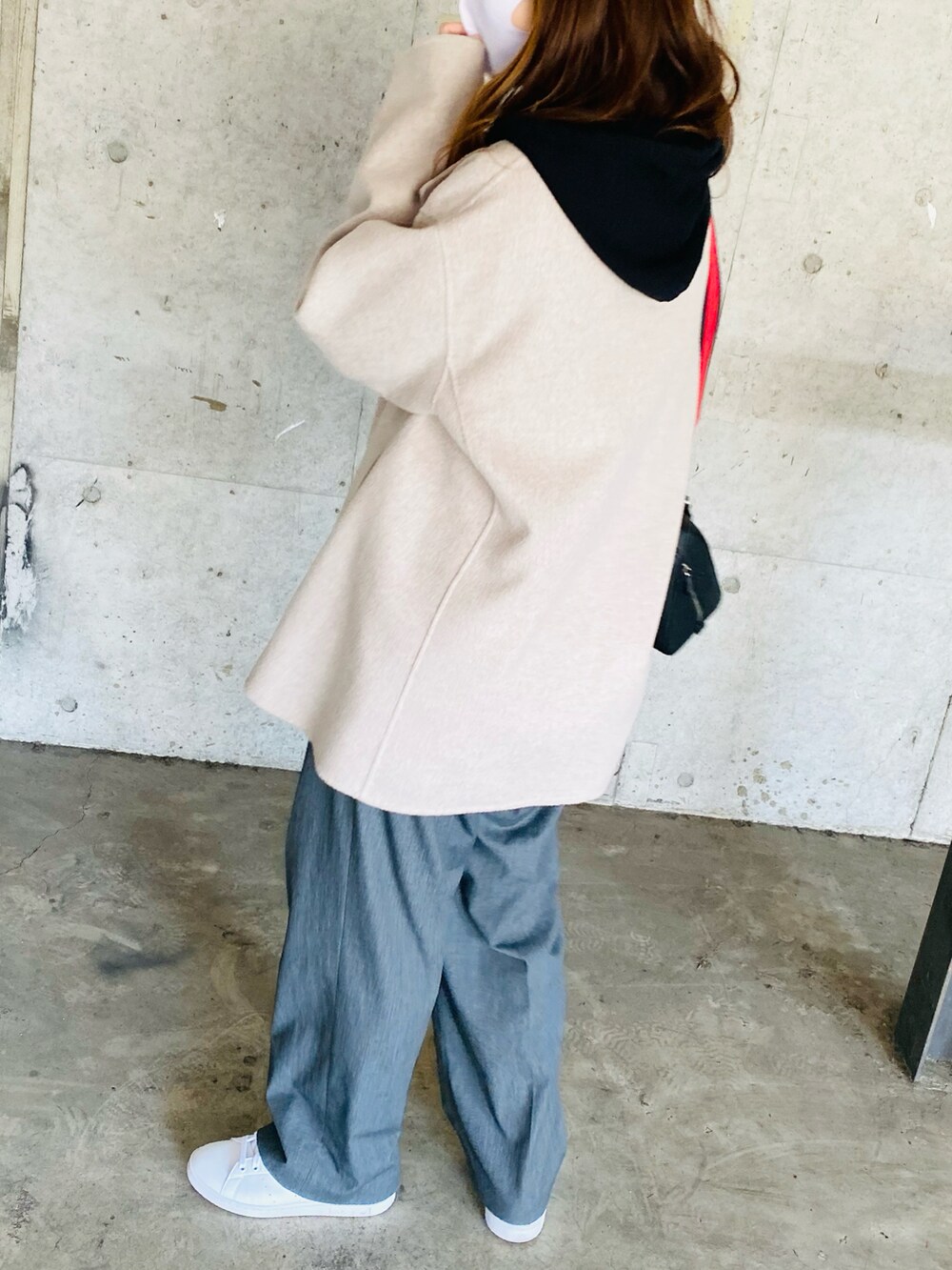 ブラック系のパンツ、ベージュ系のその他アウター、ブラック系のパーカーを着用したレディースの冬コーディネートの3枚目の写真