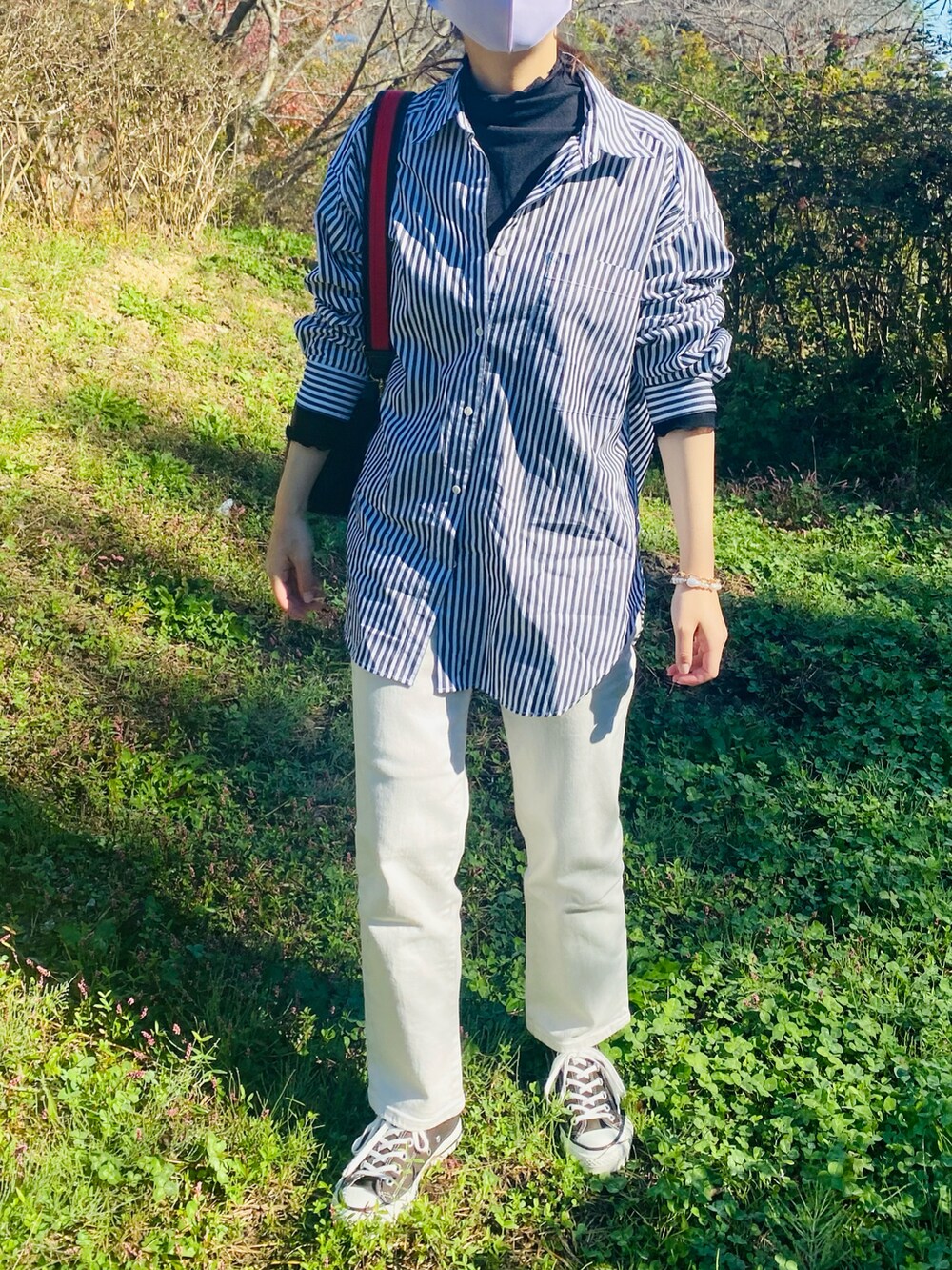 ブラック系のシャツ/ブラウス、ブラック系のTシャツ/カットソー、ブラック系のカーディガン/ボレロを着用したレディースの秋コーディネートの2枚目の写真