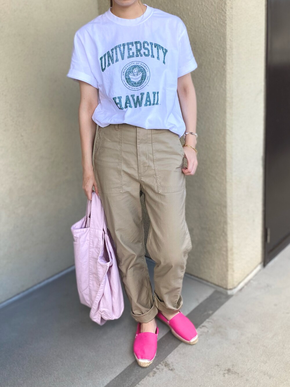 ホワイト系のTシャツ/カットソー、ピンク系のその他シューズ、ピンク系のトートバッグを着用したレディースの夏コーディネートの2枚目の写真