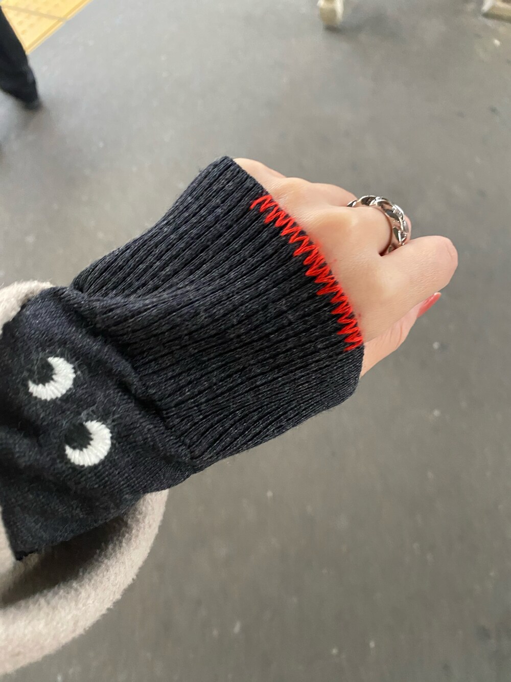 グレー系のカーディガン/ボレロを着用したレディースの秋コーディネートの5枚目の写真
