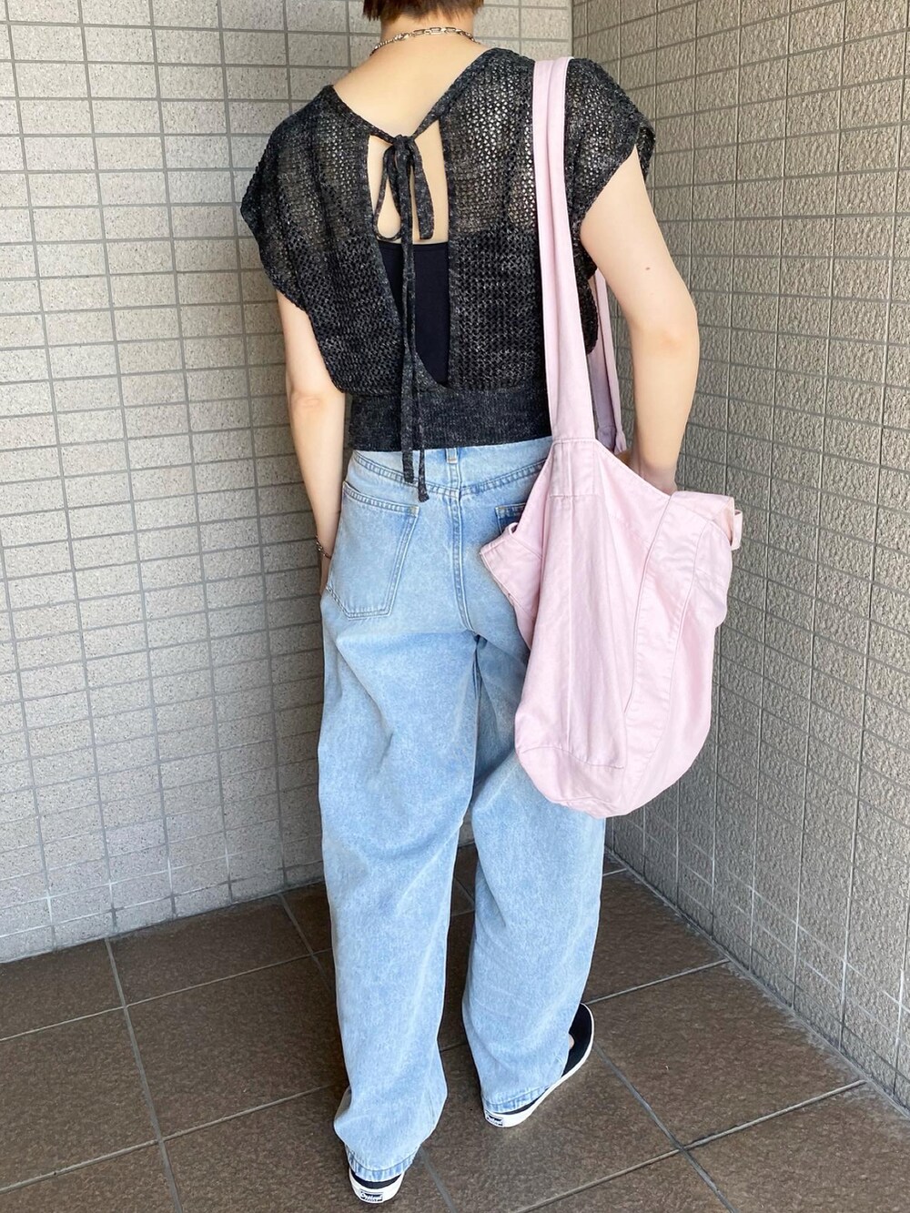 ブラック系のTシャツ/カットソー、ブルー系のデニムパンツ、ブラック系のその他シューズを着用したレディースの夏コーディネートの4枚目の写真