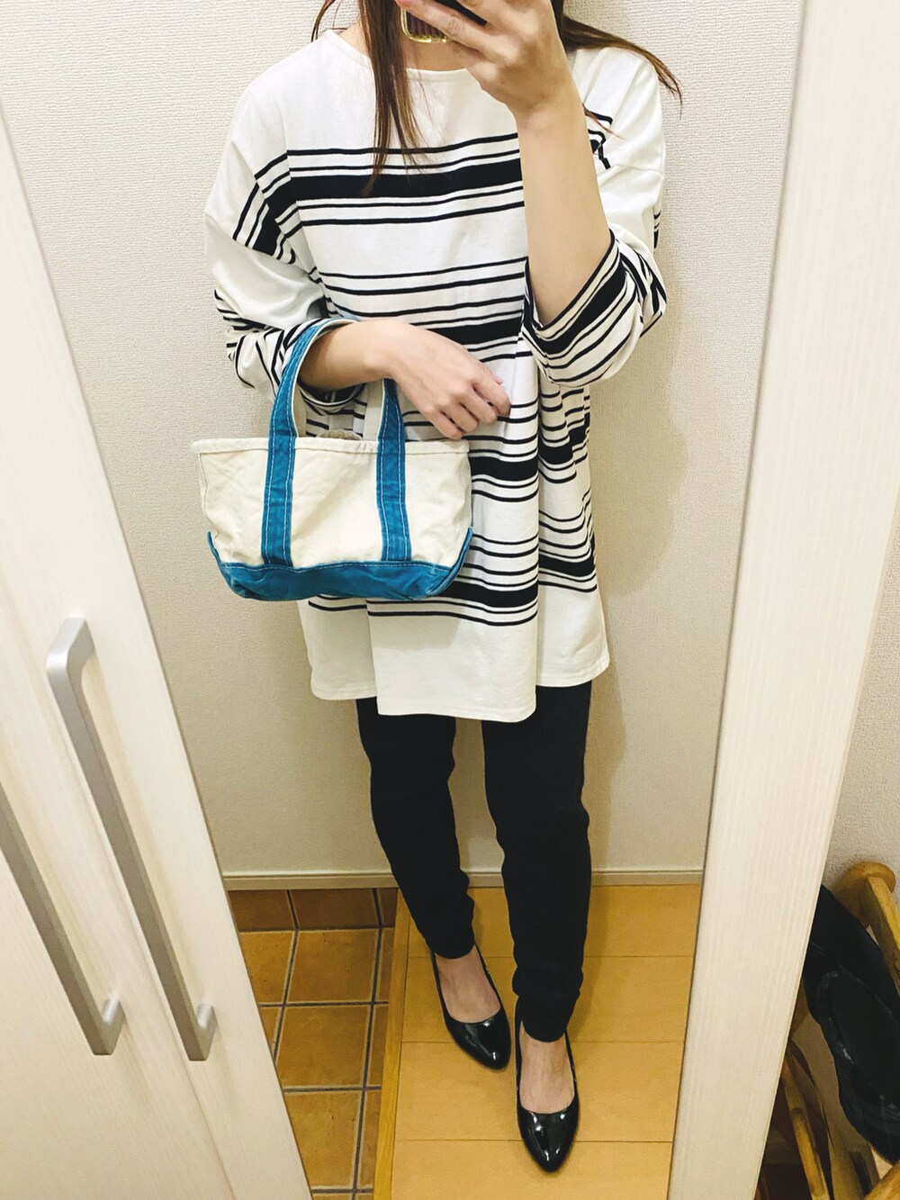 その他のパンツ、ブラック系のTシャツ/カットソー、ベージュ系のその他アウターを着用したレディースの春コーディネートの2枚目の写真