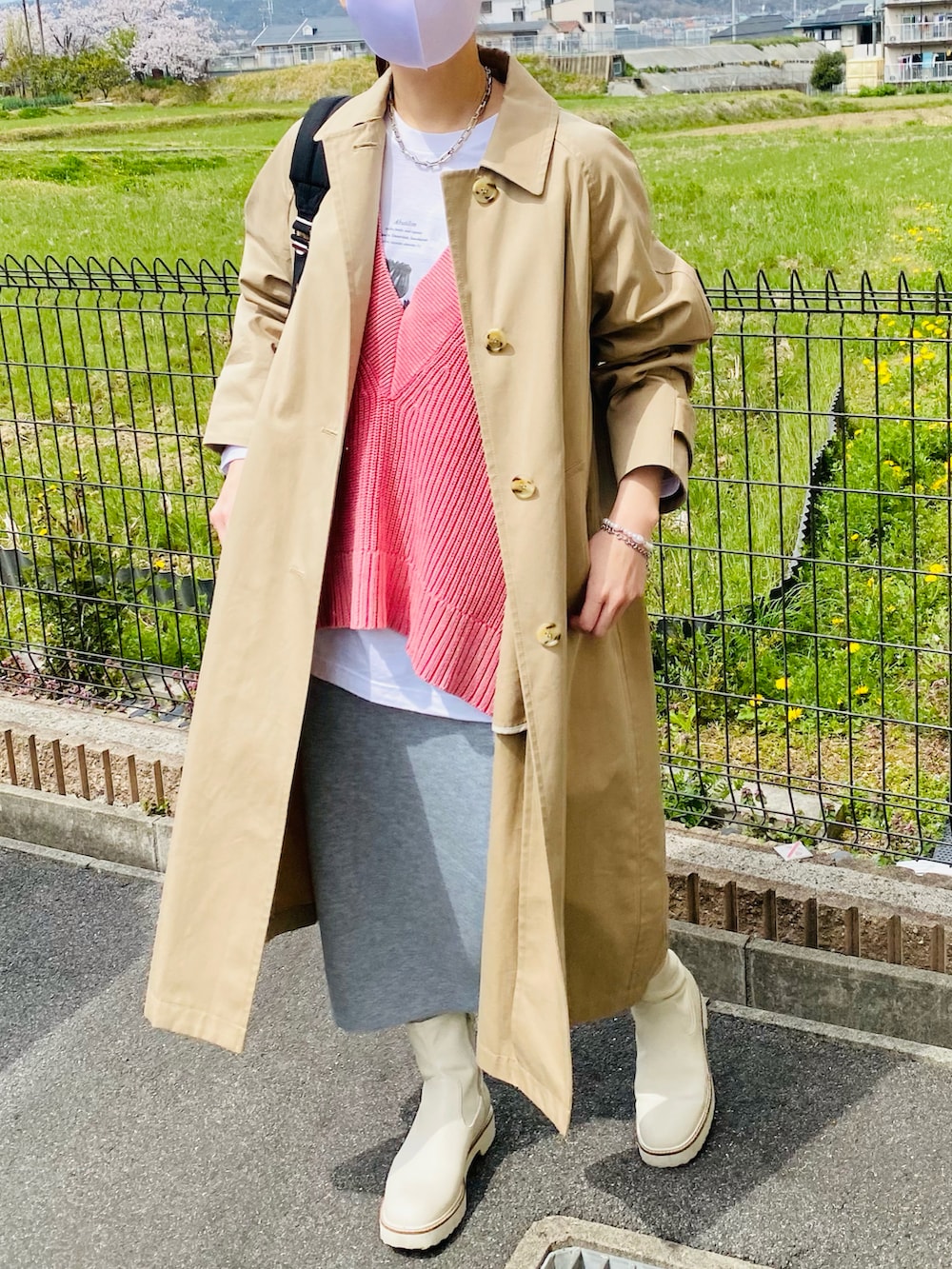 ピンク系のベスト、ホワイト系のTシャツ/カットソー、ベージュ系のステンカラーコートを着用したレディースの春コーディネートの2枚目の写真
