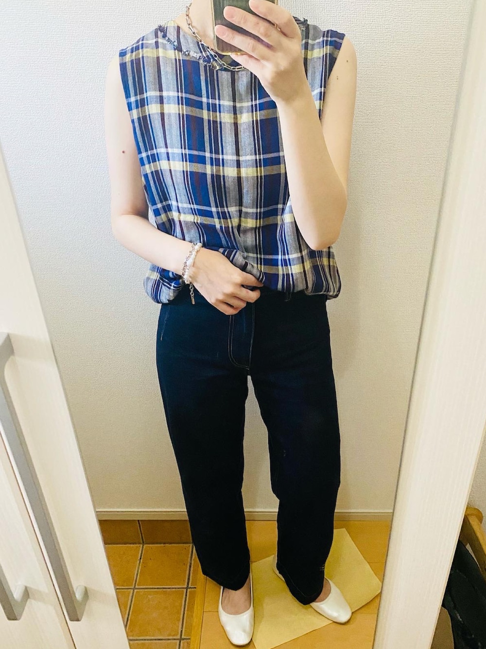 ブルー系のデニムパンツ、ブルー系のシャツ/ブラウス、ホワイト系のパンプスを着用したレディースの春コーディネートの2枚目の写真