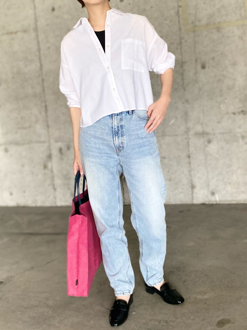 ブラック系のシャツ/ブラウス、ホワイト系のタンクトップ、ブルー系のデニムパンツを着用したレディースの春コーディネートの3枚目の写真