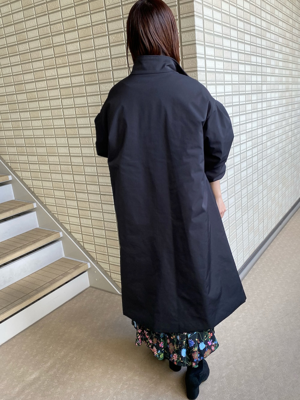 ブラック系のその他アウター、ホワイト系のシャツ/ブラウス、その他のスカートを着用したレディースの冬コーディネートの3枚目の写真