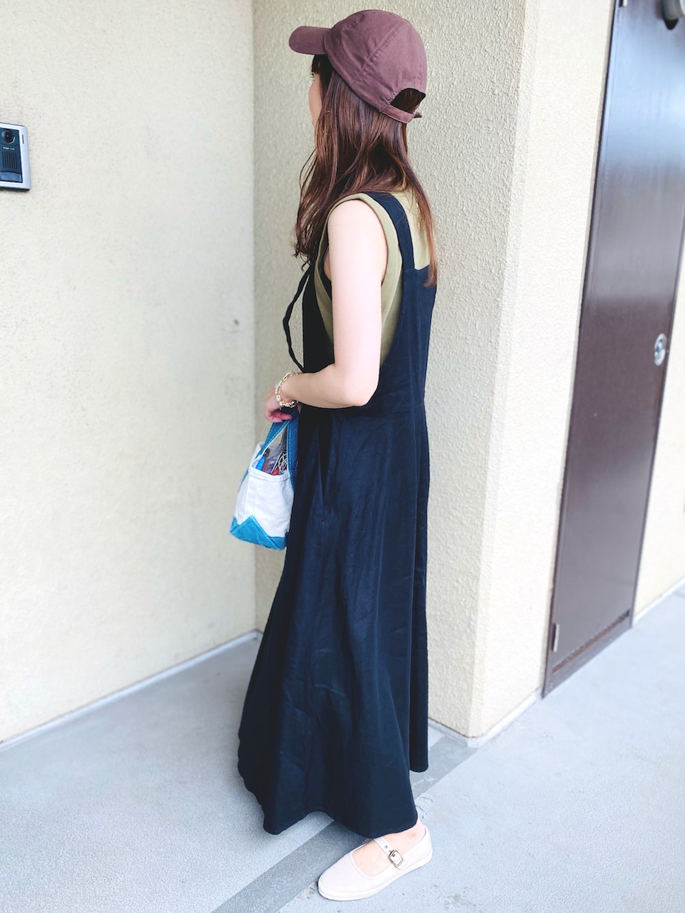 ブラック系のワンピース、グリーン系のTシャツ/カットソー、その他のバッグを着用したレディースの夏コーディネートの3枚目の写真