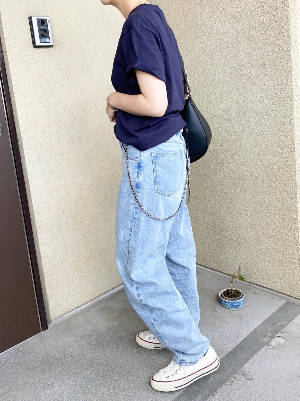 ブルー系のTシャツ/カットソー、ブルー系のデニムパンツ、ブラック系のショルダーバッグを着用したレディースの夏コーディネートの4枚目の写真