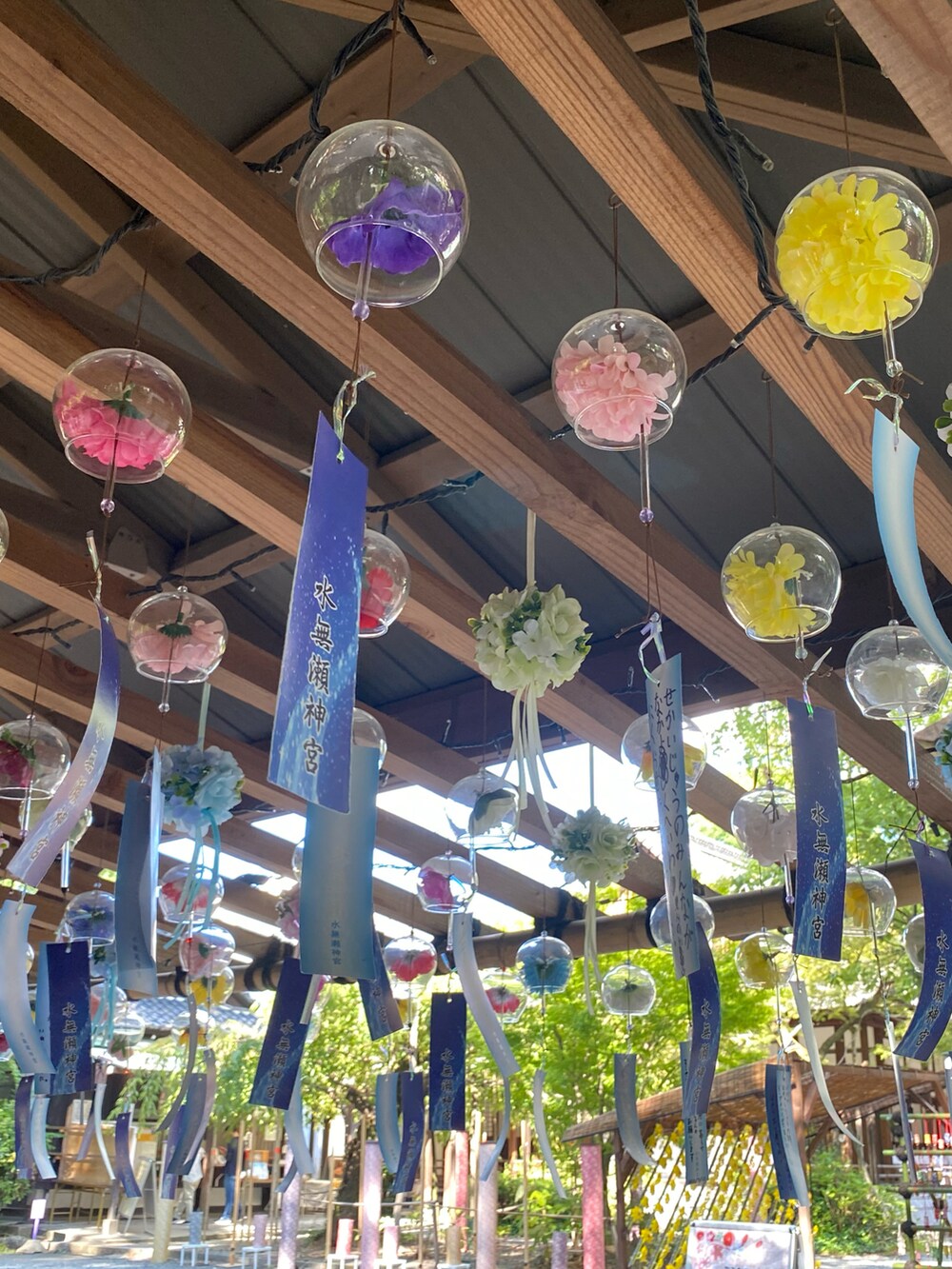 グレー系のトップス、ホワイト系のカーゴパンツ、ブラック系のサスペンダーを着用したレディースの夏コーディネートの4枚目の写真