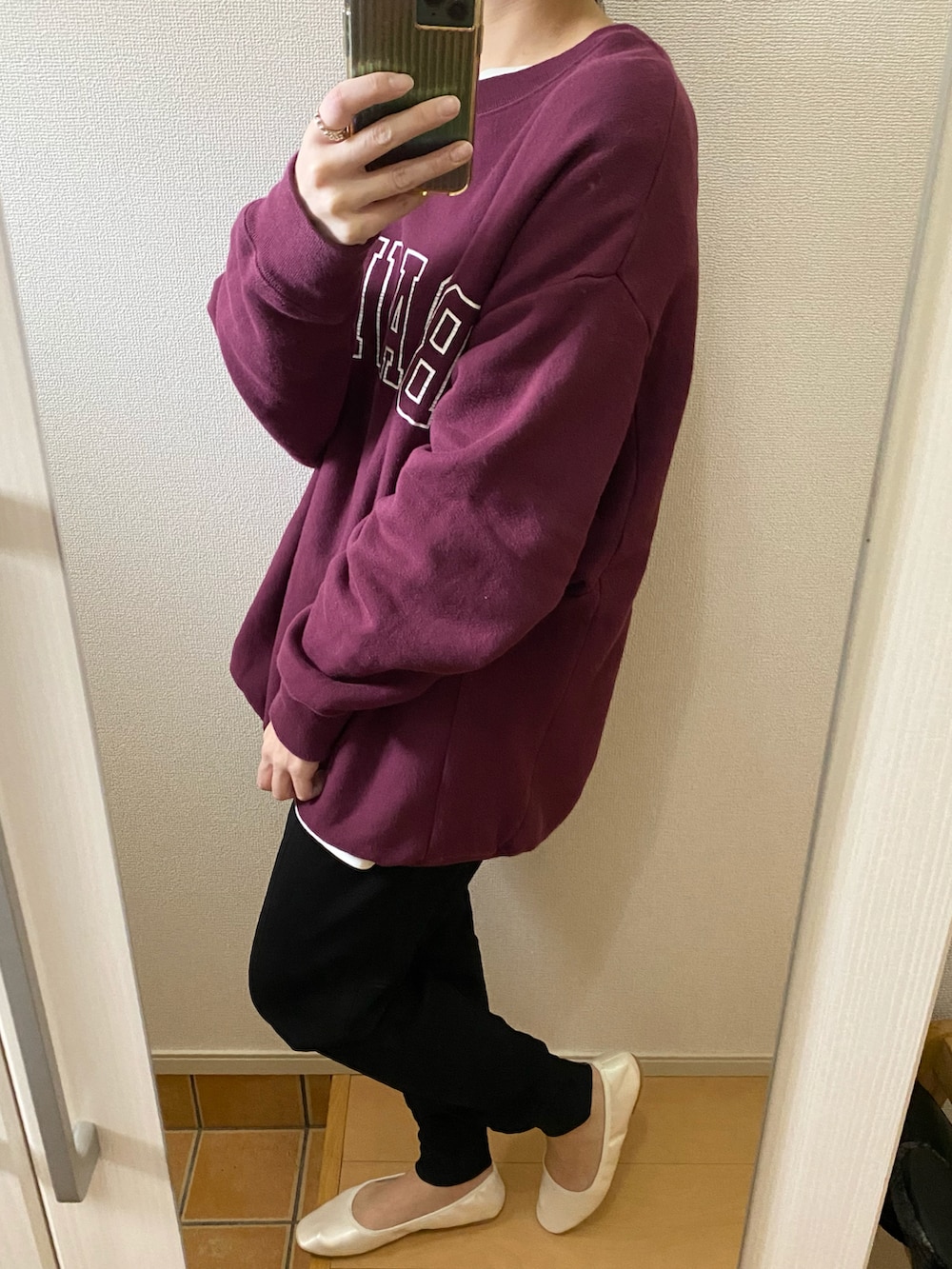 レッド系のスウェット、ホワイト系のTシャツ/カットソー、ブラック系のその他パンツを着用したレディースの冬コーディネートの3枚目の写真