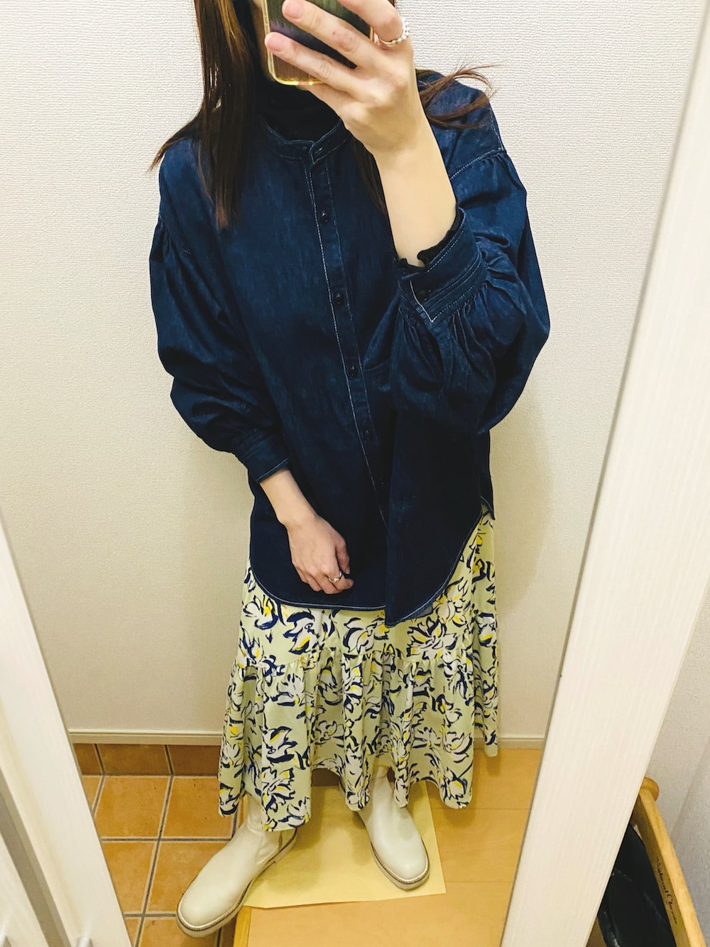 ブルー系のシャツ/ブラウス、ブラック系のTシャツ/カットソー、ベージュ系のステンカラーコートを着用したレディースの春コーディネートの3枚目の写真