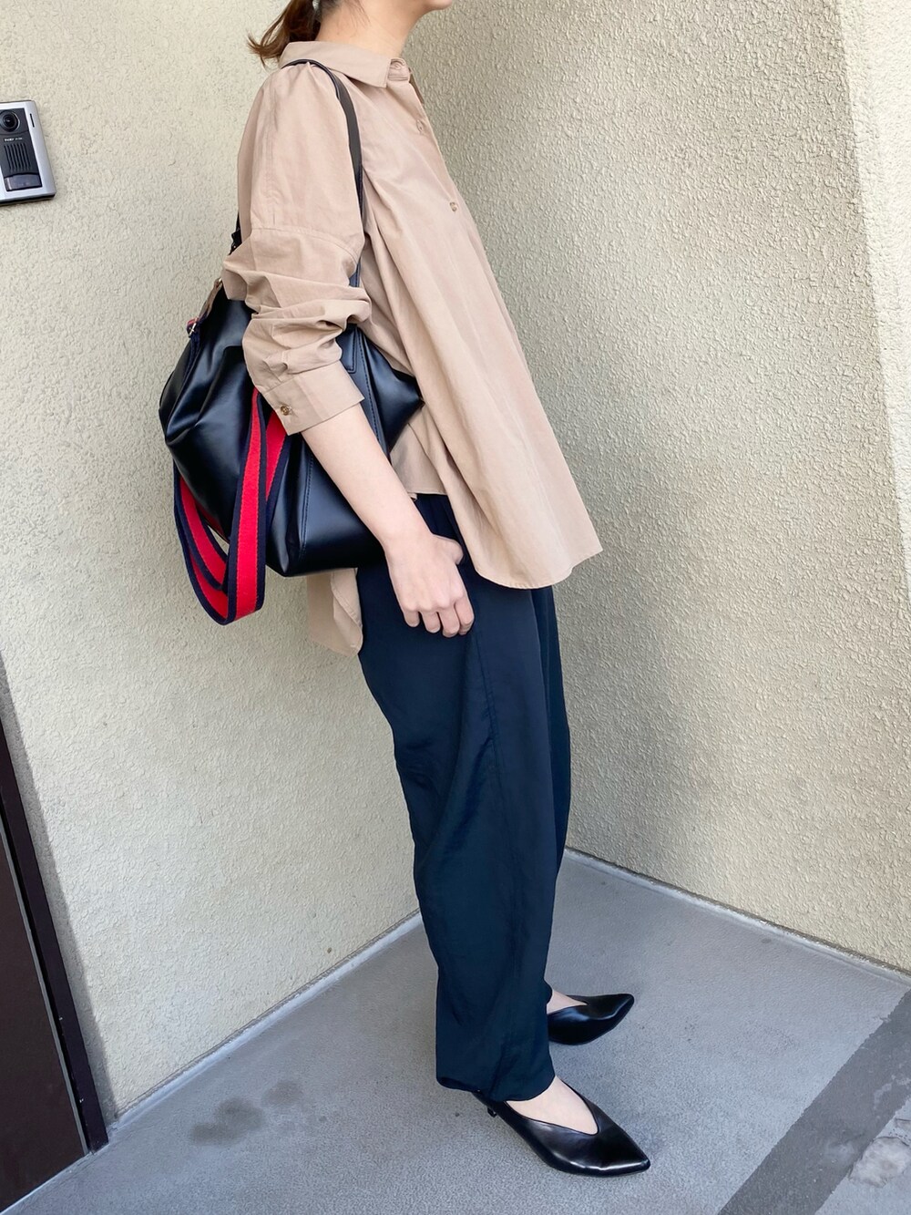 ブラック系のパンツ、ベージュ系のシャツ/ブラウス、ブラック系のパンプスを着用したレディースの秋コーディネートの4枚目の写真