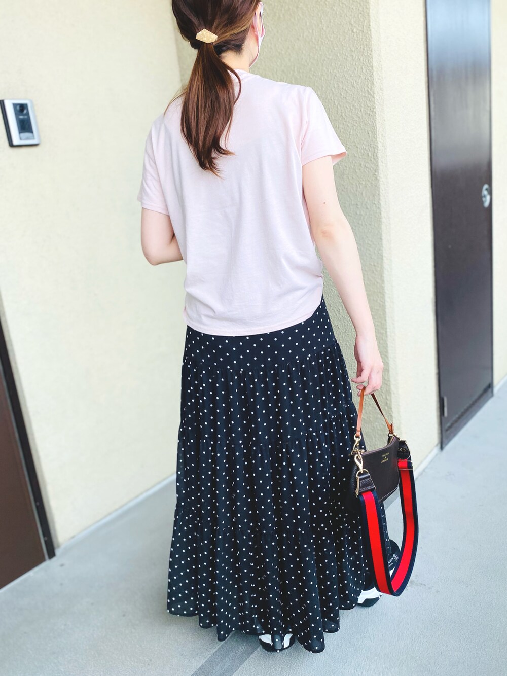 「大人コーデ、休日スタイル、きれいめカジュアル、オトナカジュアル、ラクチンコーデ、スニーカーコーデ、夏、ロングスカート、ピンク、Tシャツ、着回しコーデ、シンプル、大人女子、オトナカワイイ」｜「U by SPICK&SPANのドットティアードスカート 2◆（スカート、ブラック系）」を使った、Ⓜ︎さん（レディース・158cm）の夏コーディネートの3枚目の写真