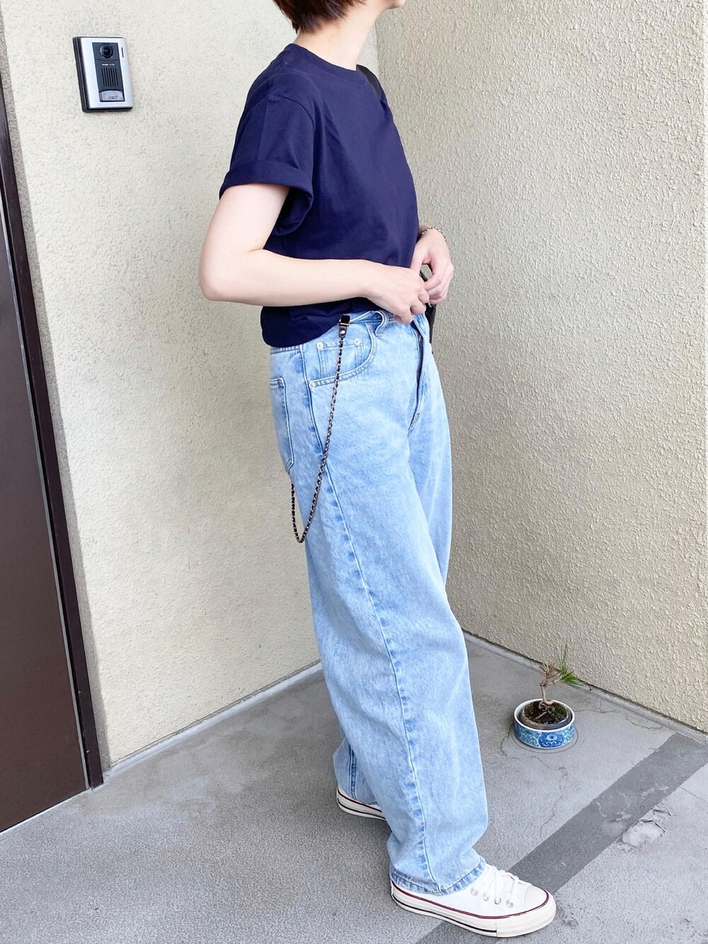 ブルー系のTシャツ/カットソー、ブルー系のデニムパンツ、ブラック系のショルダーバッグを着用したレディースの夏コーディネートの2枚目の写真