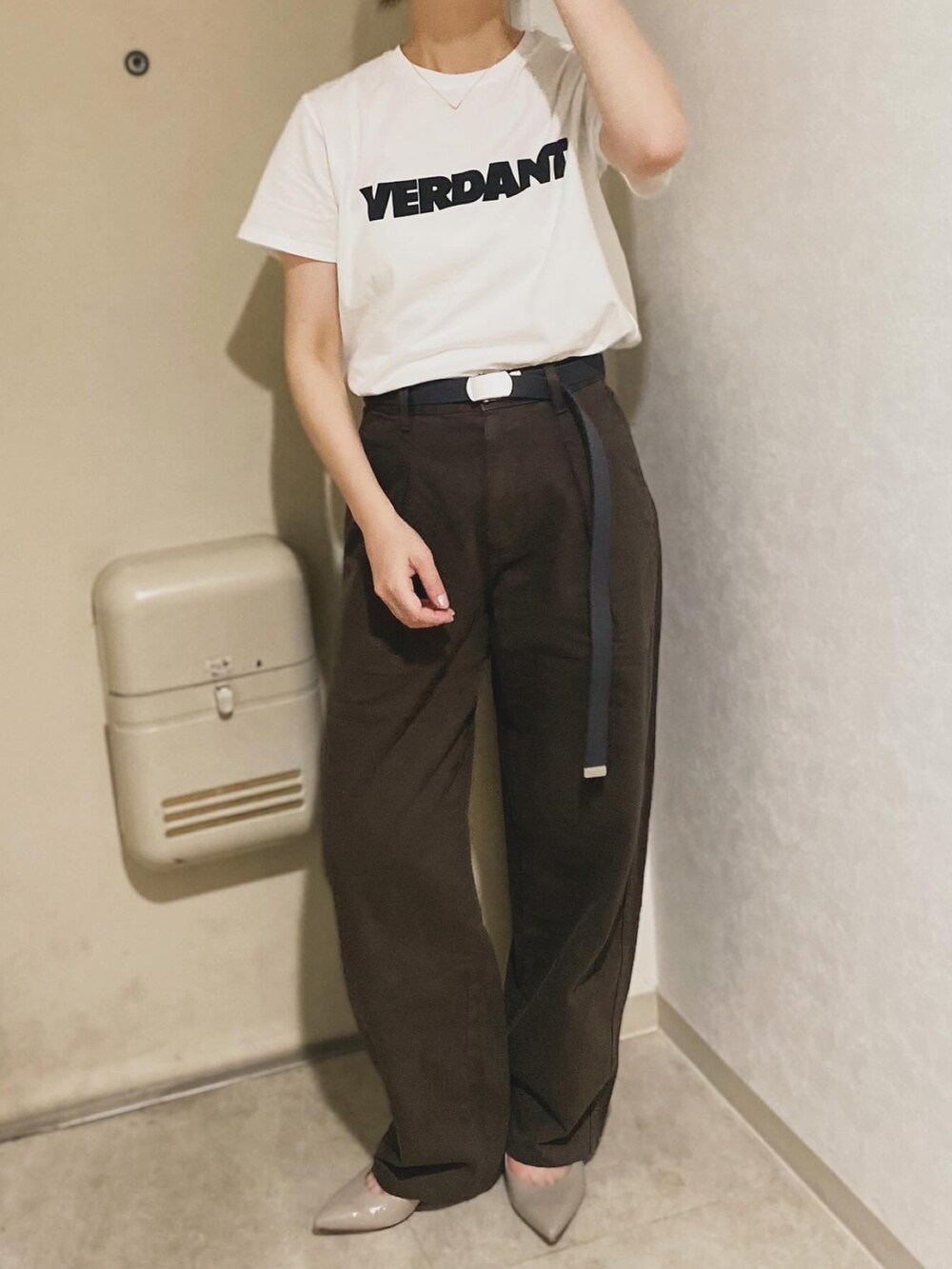 ブラウン系のデニムパンツ、ホワイト系のTシャツ/カットソー、グレー系のベルトを着用したレディースの夏コーディネートの3枚目の写真