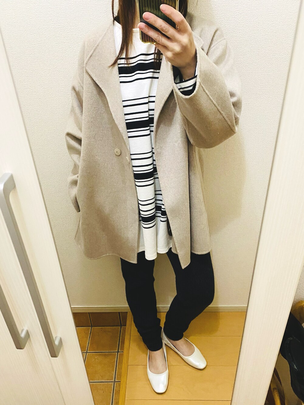 その他のパンツ、ブラック系のTシャツ/カットソー、ベージュ系のその他アウターを着用したレディースの春コーディネートの4枚目の写真