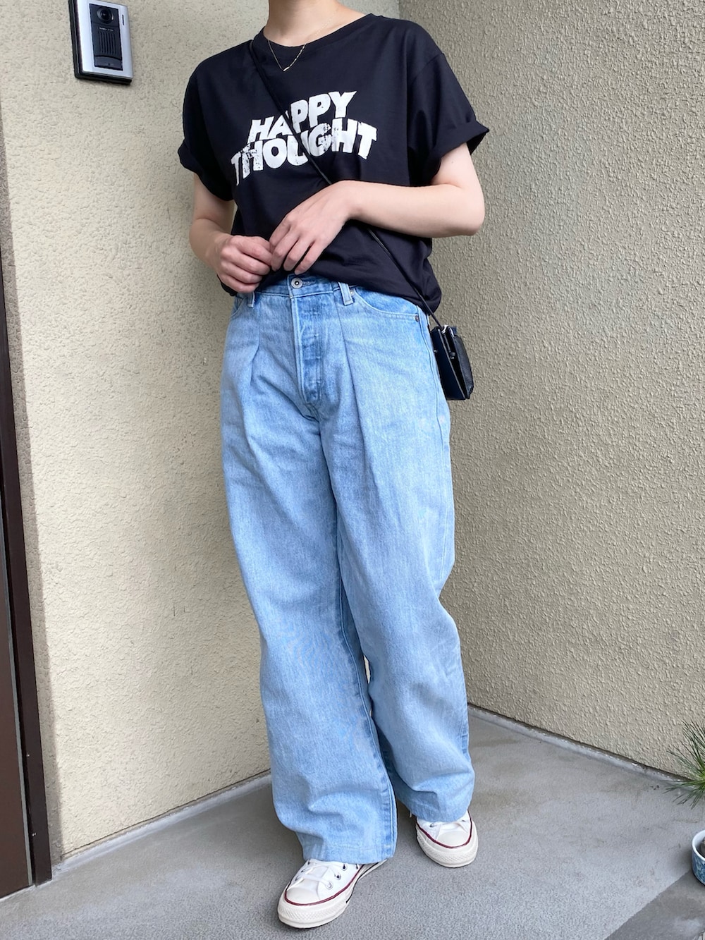 ブラック系のTシャツ/カットソー、ブルー系のデニムパンツを着用したレディースの夏コーディネートの2枚目の写真